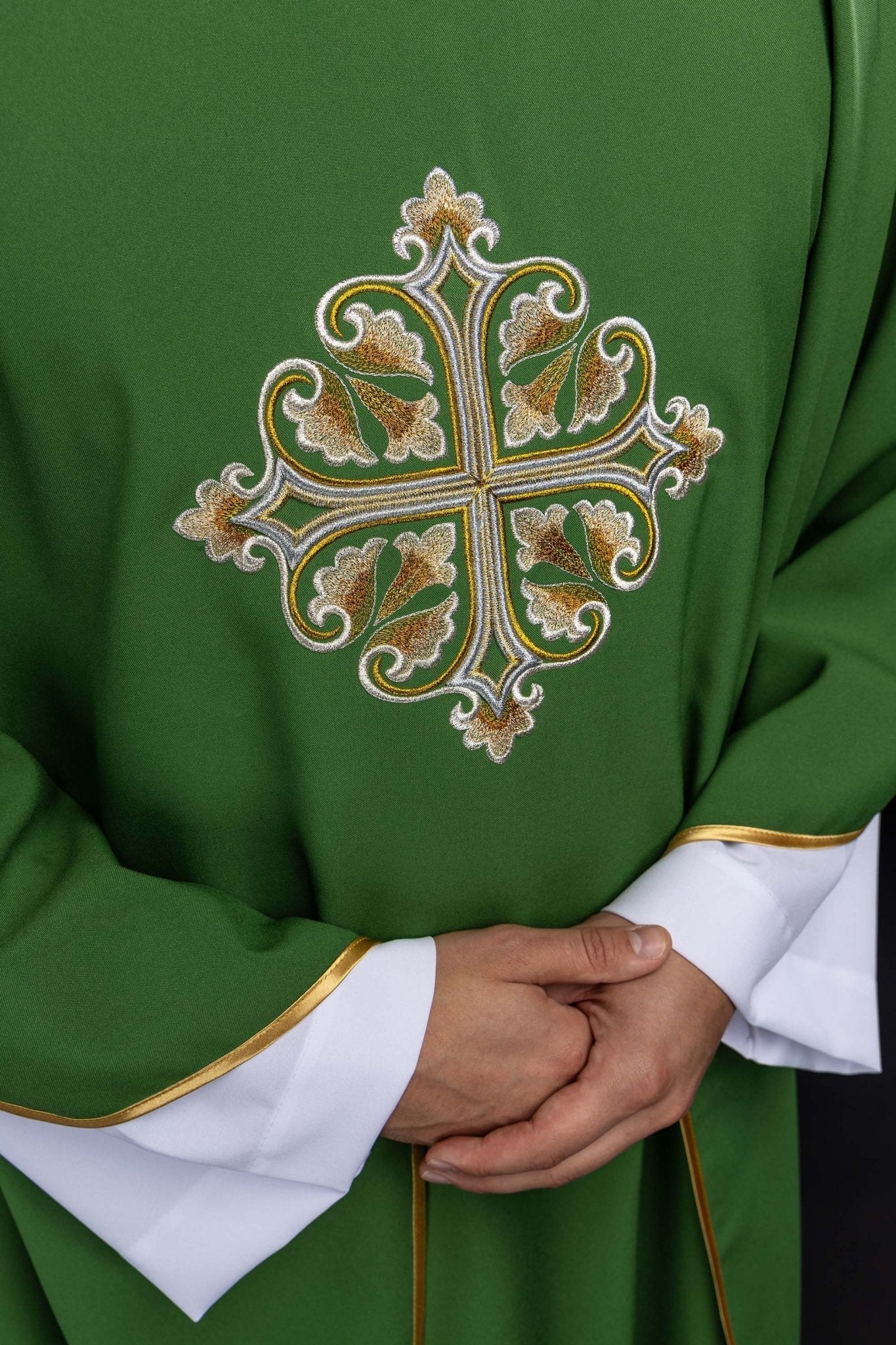 Ornat haftowany z ozdobionym krzyżem i szerokim kołnierzem zielony - SZATYLITURGICZNE.PL
