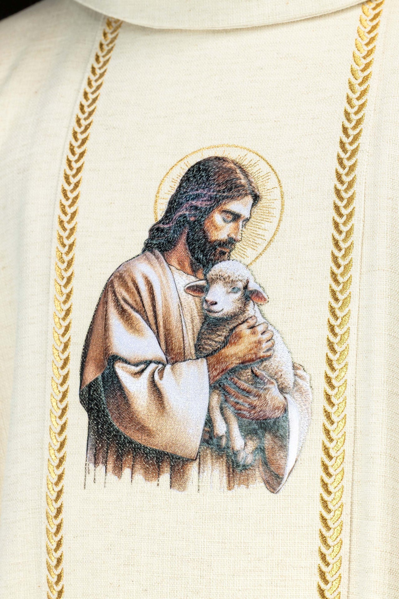 Ornat haftowany z pasem i wizerunkiem Jezusa Dobrego Pasterza z Barankiem ecru - SZATYLITURGICZNE.PL