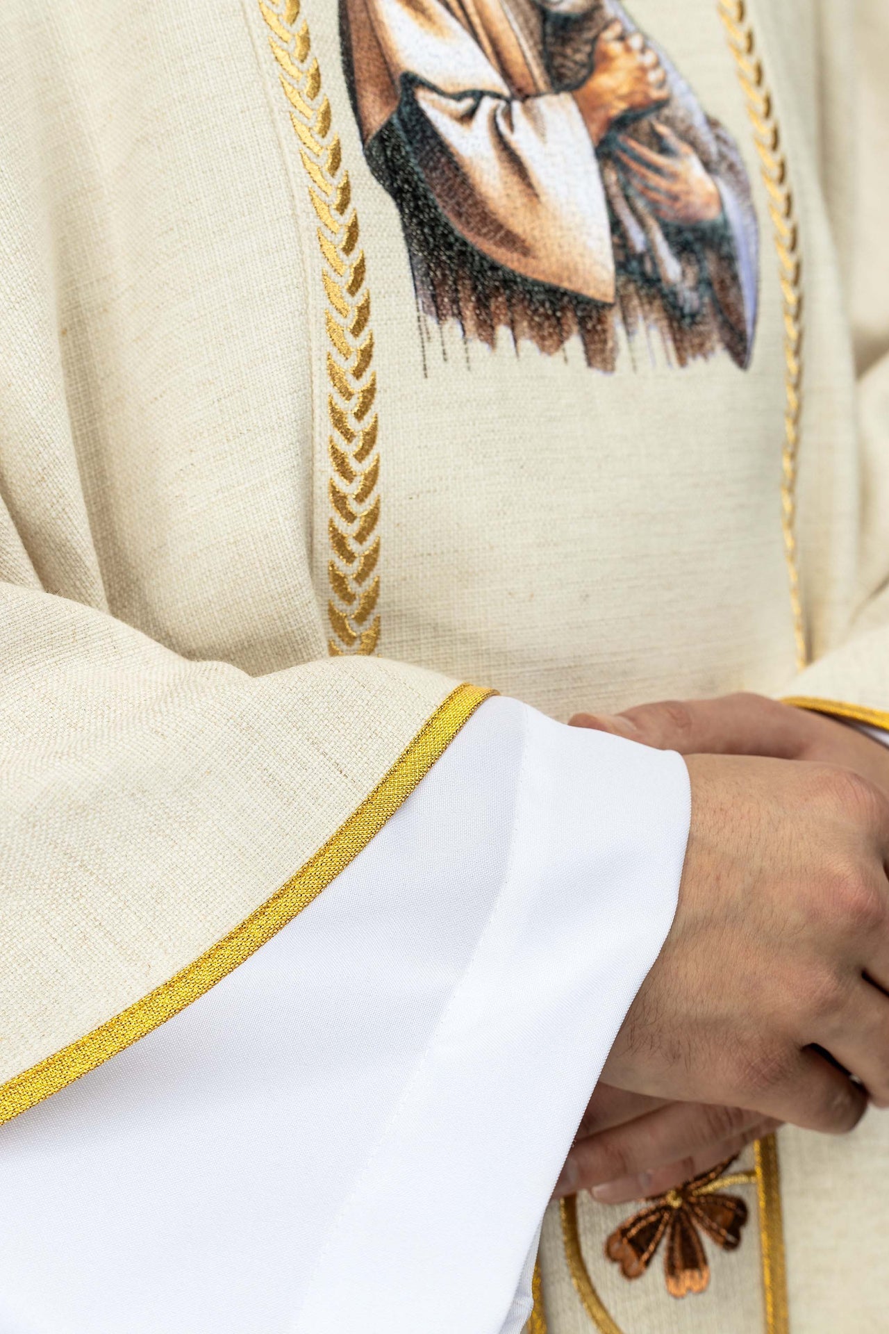Ornat haftowany z pasem i wizerunkiem Jezusa Dobrego Pasterza z Barankiem ecru - SZATYLITURGICZNE.PL