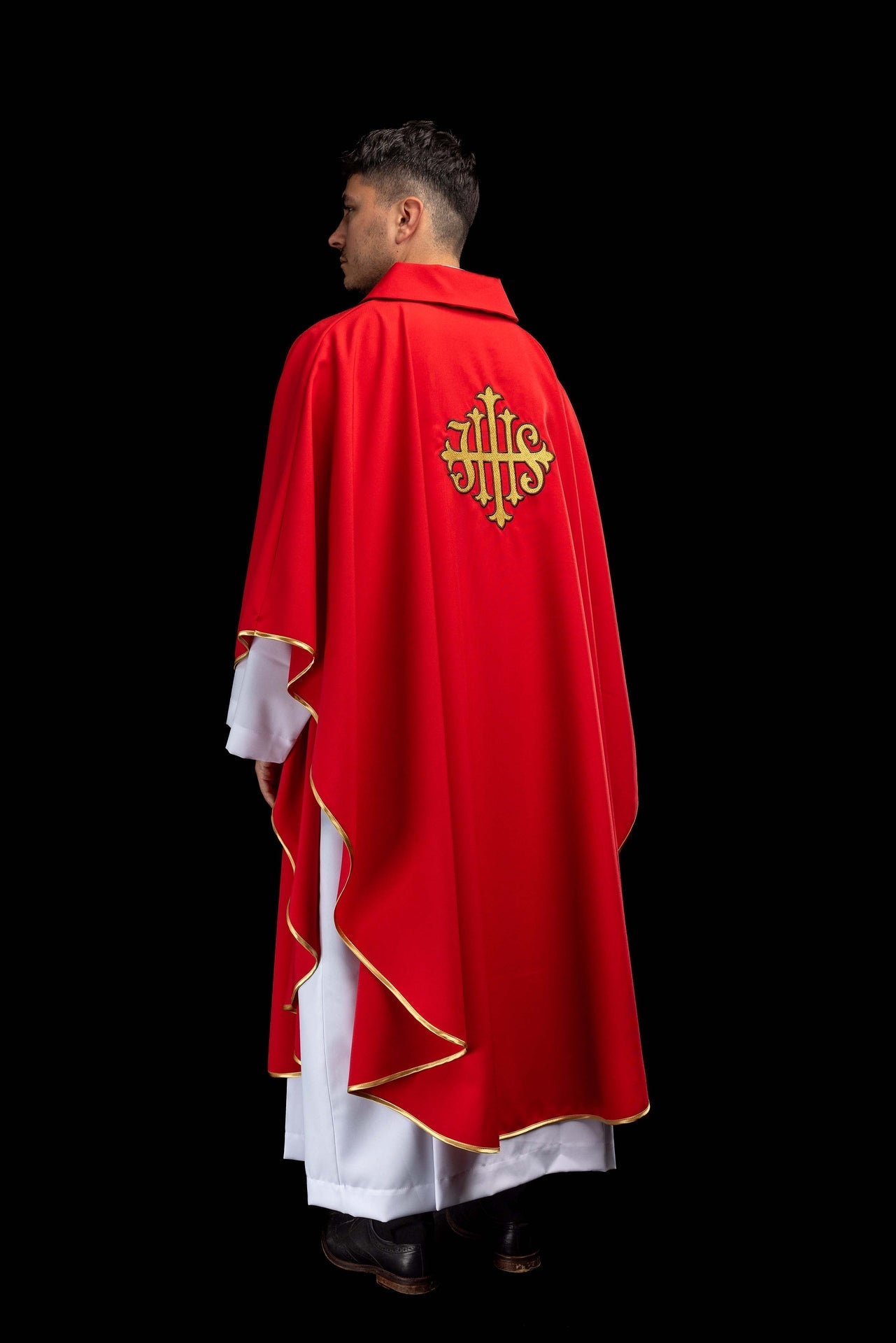 Ornat haftowany z symbolem JHS i szerokim kołnierzem czerwony - SZATYLITURGICZNE.PL