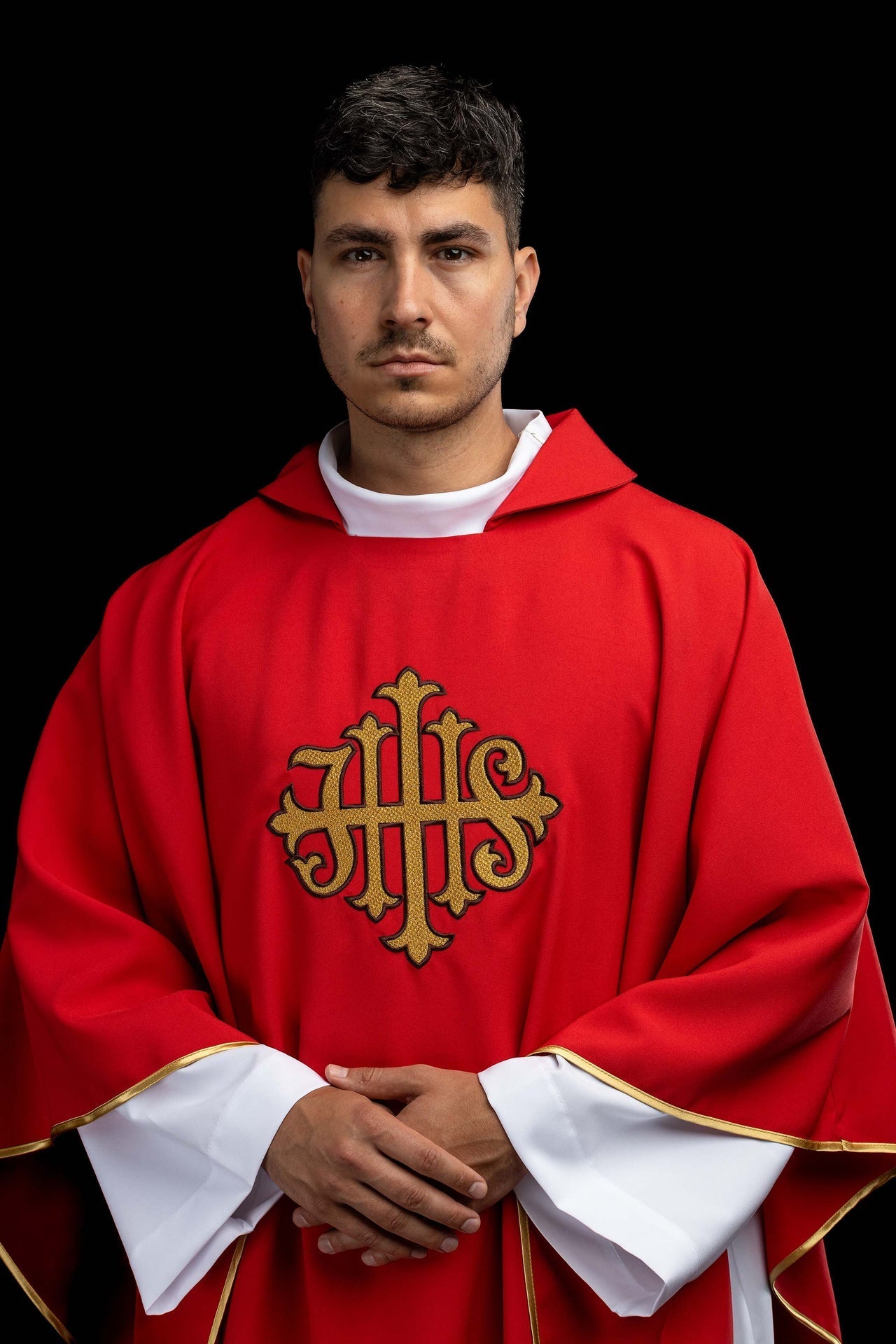 Ornat haftowany z symbolem JHS i szerokim kołnierzem czerwony - SZATYLITURGICZNE.PL