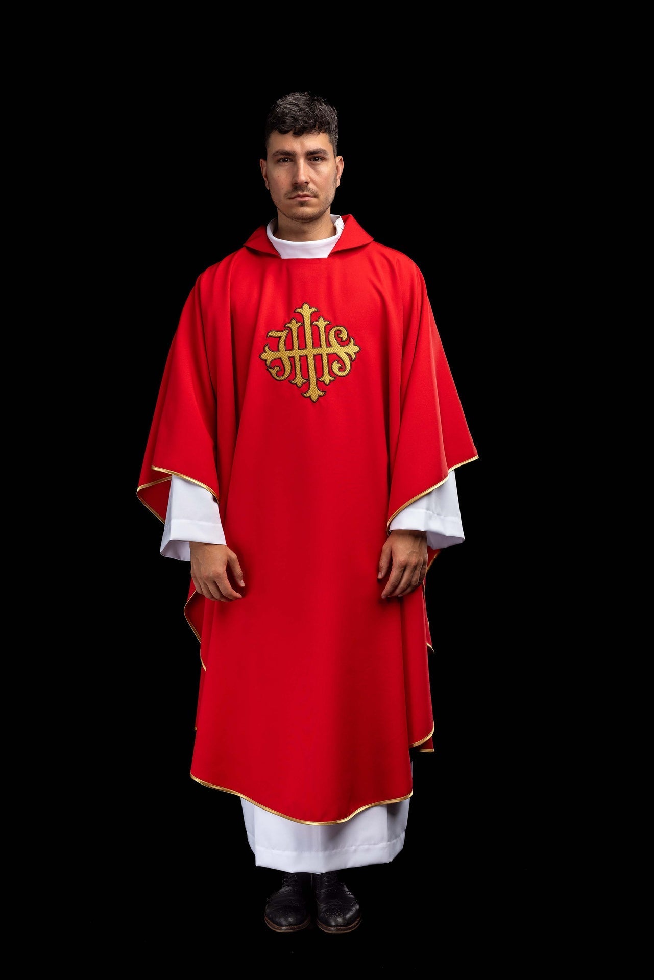 Ornat haftowany z symbolem JHS i szerokim kołnierzem czerwony - SZATYLITURGICZNE.PL