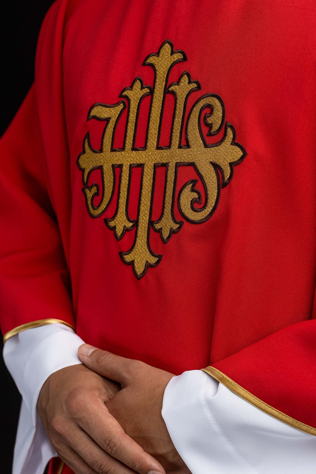 Ornat haftowany z symbolem JHS i szerokim kołnierzem czerwony - SZATYLITURGICZNE.PL