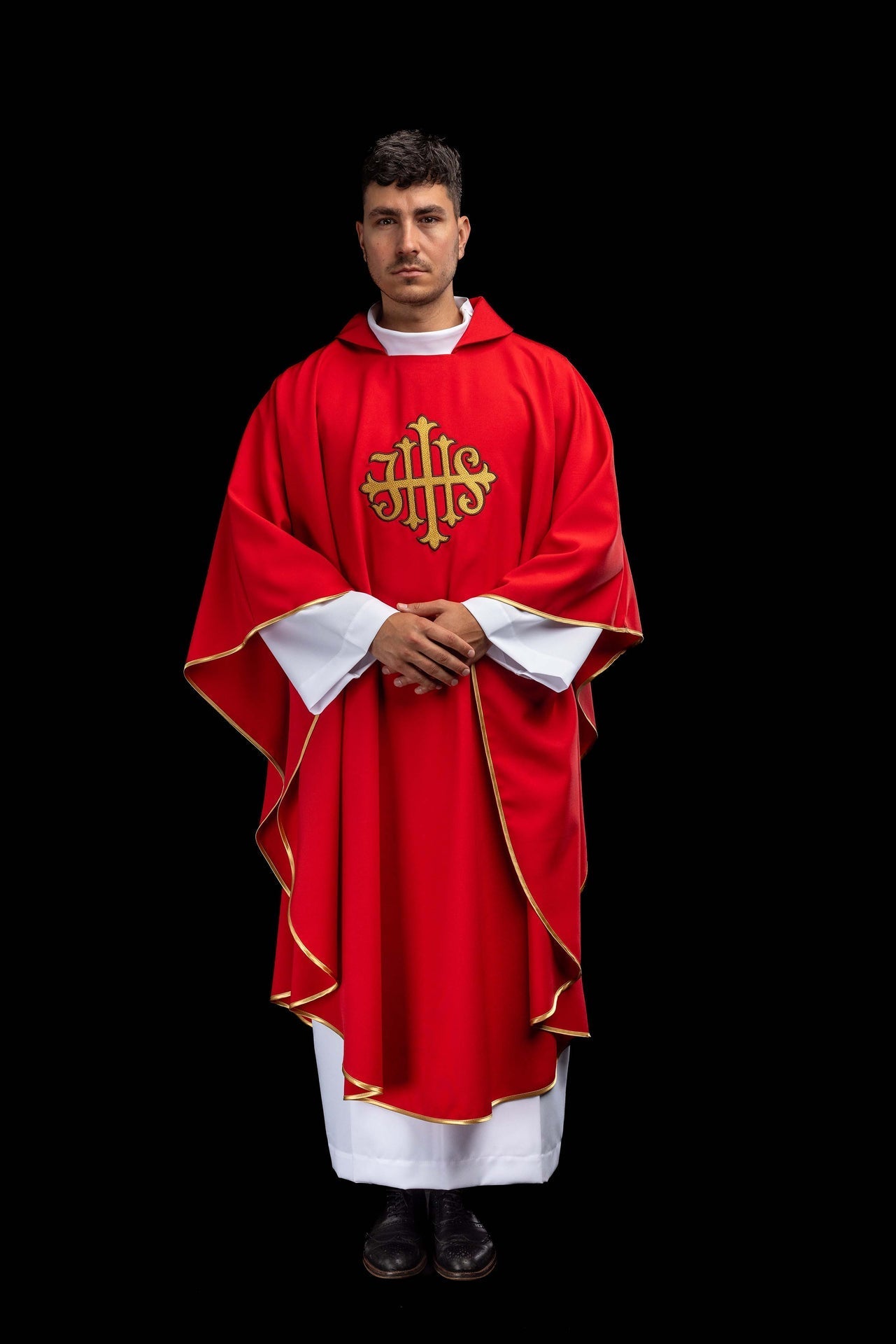 Ornat haftowany z symbolem JHS i szerokim kołnierzem czerwony - SZATYLITURGICZNE.PL