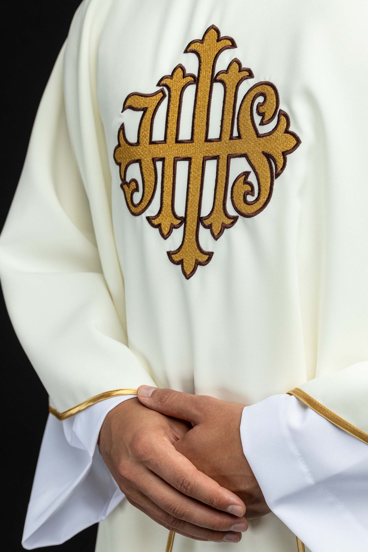 Ornat haftowany z symbolem JHS i szerokim kołnierzem ecru - SZATYLITURGICZNE.PL