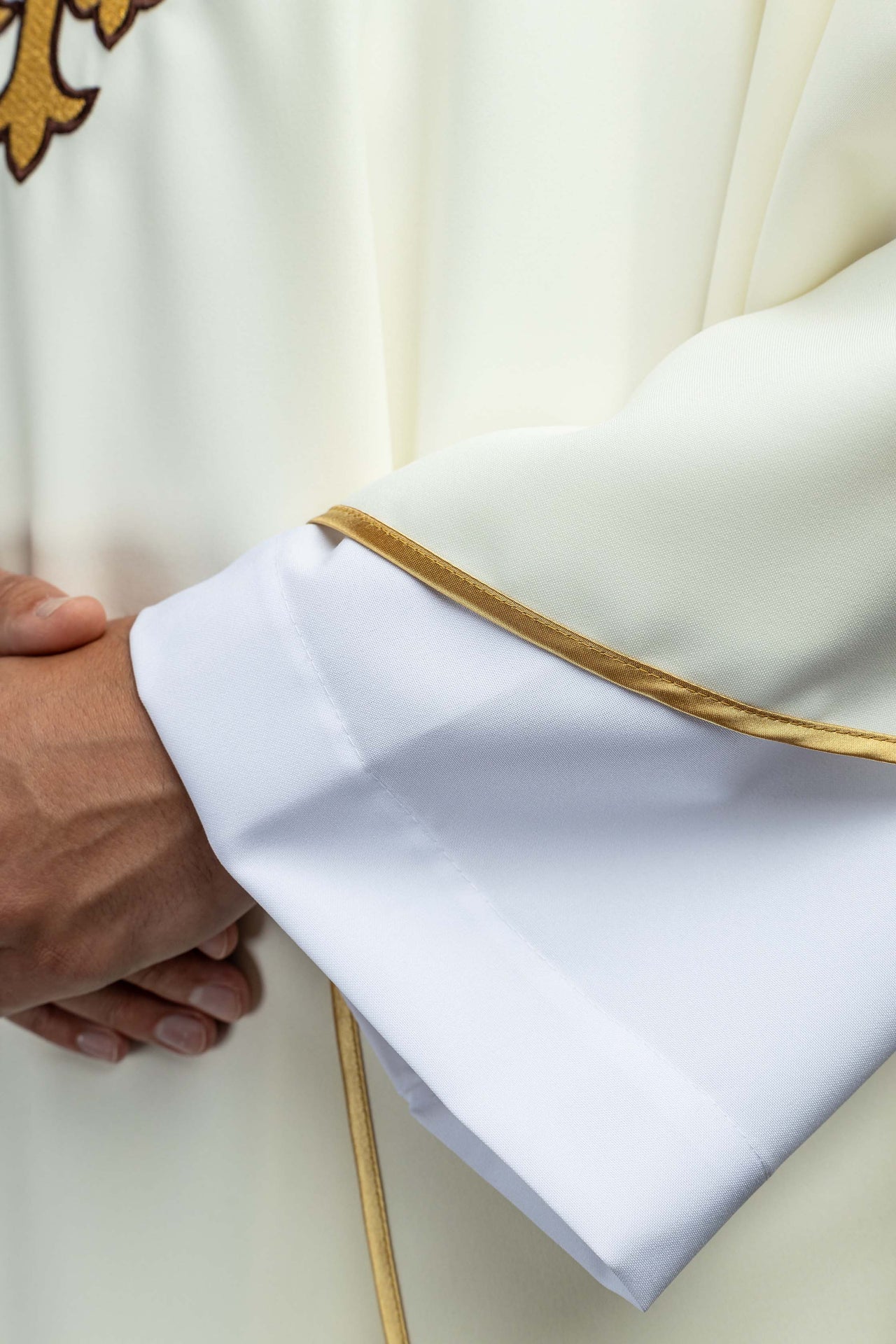 Ornat haftowany z symbolem JHS i szerokim kołnierzem ecru - SZATYLITURGICZNE.PL