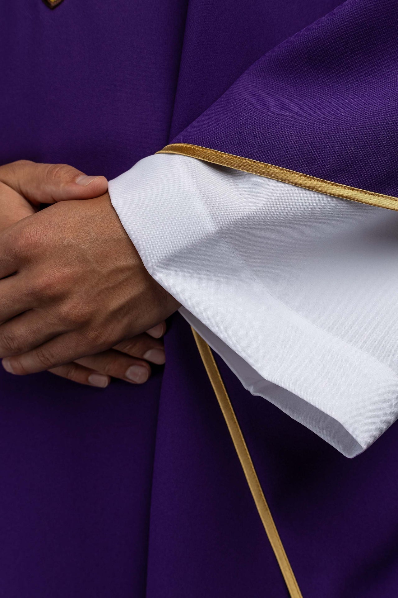 Ornat haftowany z symbolem JHS i szerokim kołnierzem fioletowy - SZATYLITURGICZNE.PL