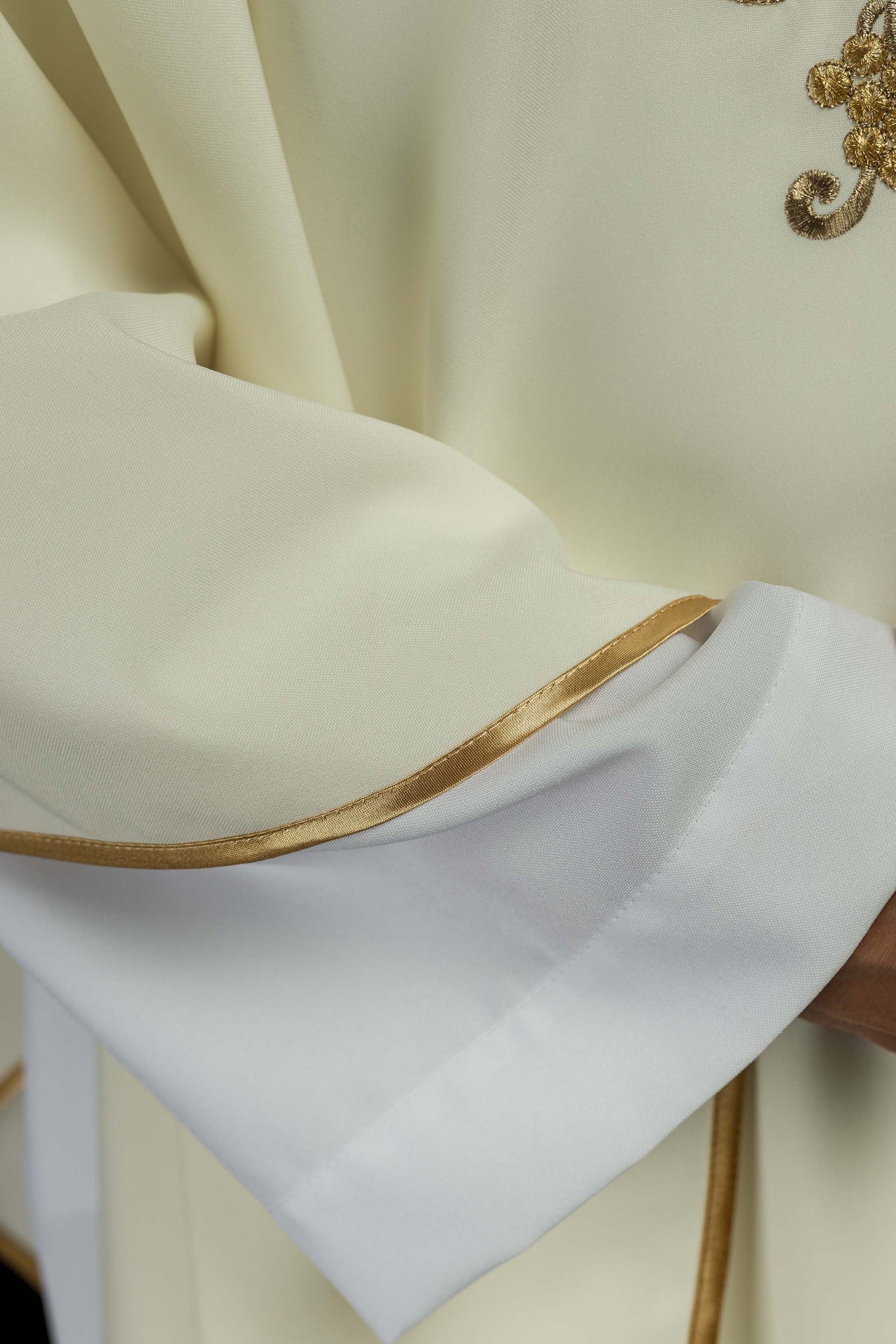 Ornat haftowany z symbolem krzyża i szerokim kołnierzem ecru - SZATYLITURGICZNE.PL