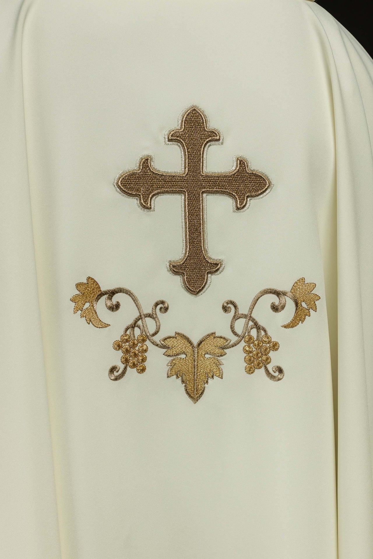Ornat haftowany z symbolem krzyża i szerokim kołnierzem ecru - SZATYLITURGICZNE.PL