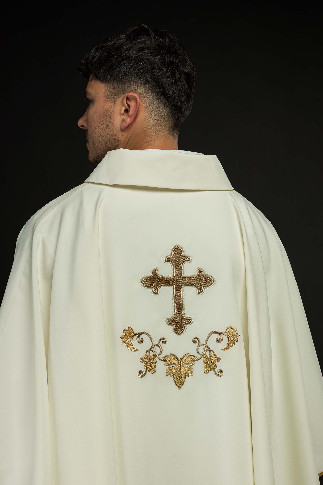 Ornat haftowany z symbolem krzyża i szerokim kołnierzem ecru - SZATYLITURGICZNE.PL