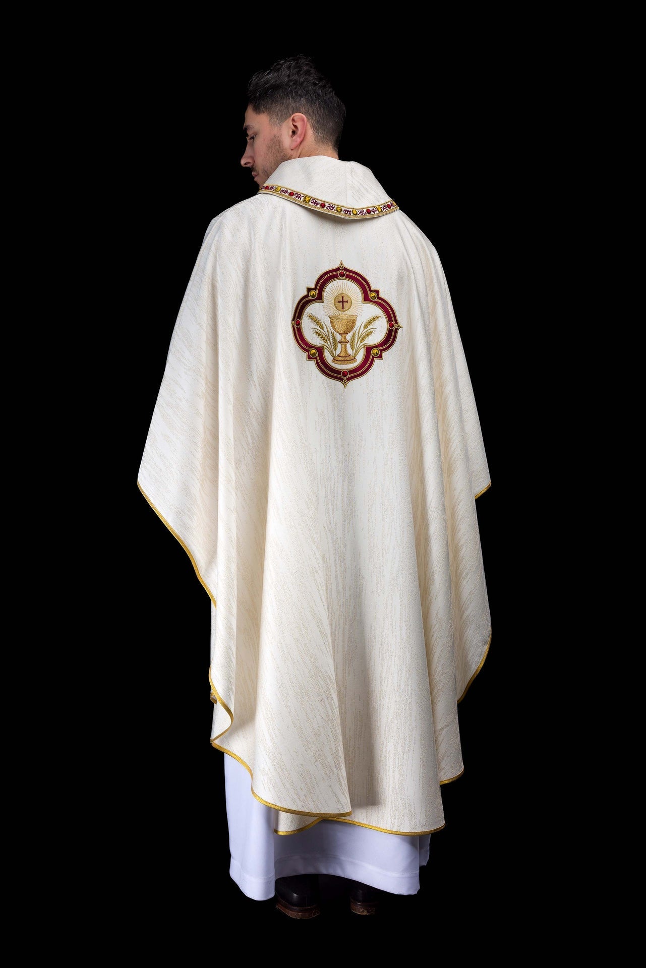 Ornat haftowany z wizerunkiem Serca Pana Jezusa i Kielicha eucharystycznego - SZATYLITURGICZNE.PL