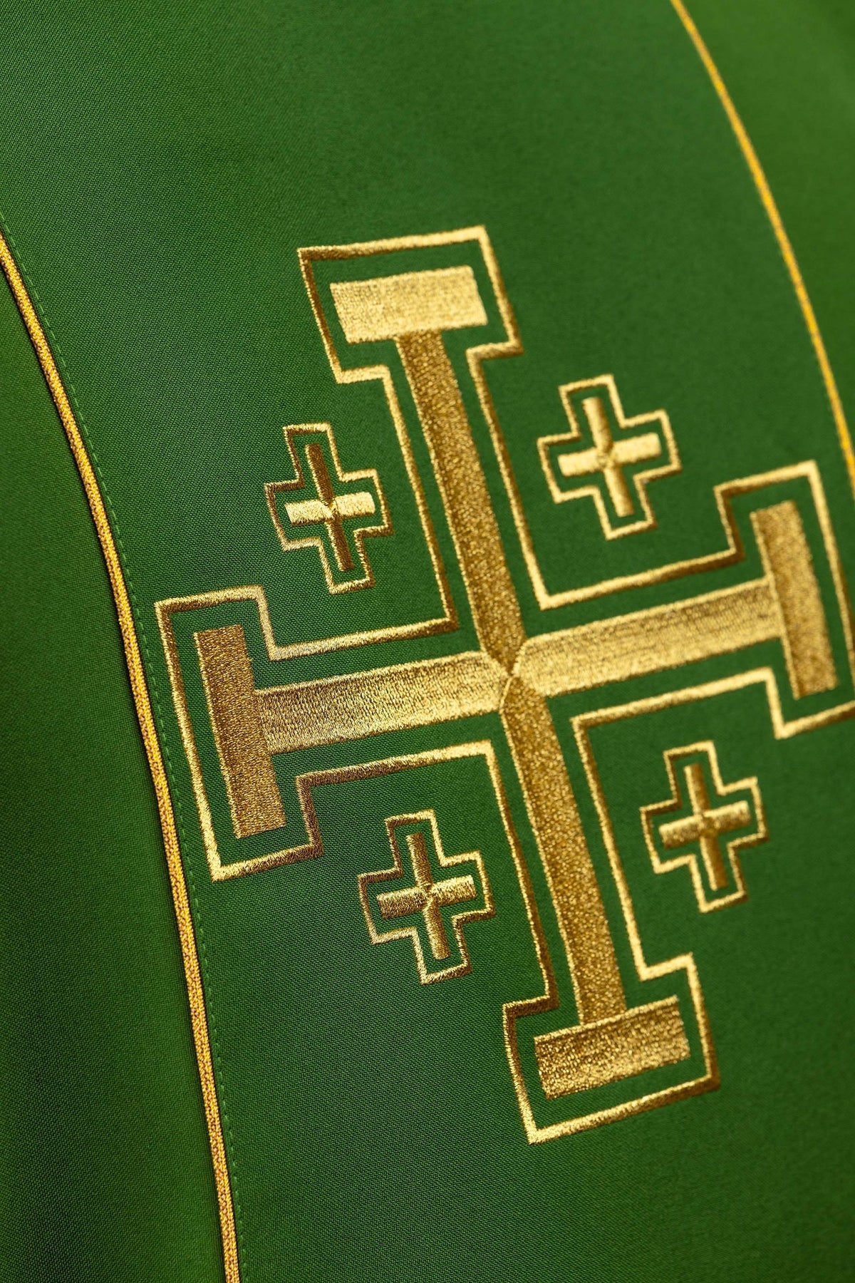 Ornat haftowany zielony z pasem krzyże jerozolimskie - SZATYLITURGICZNE.PL