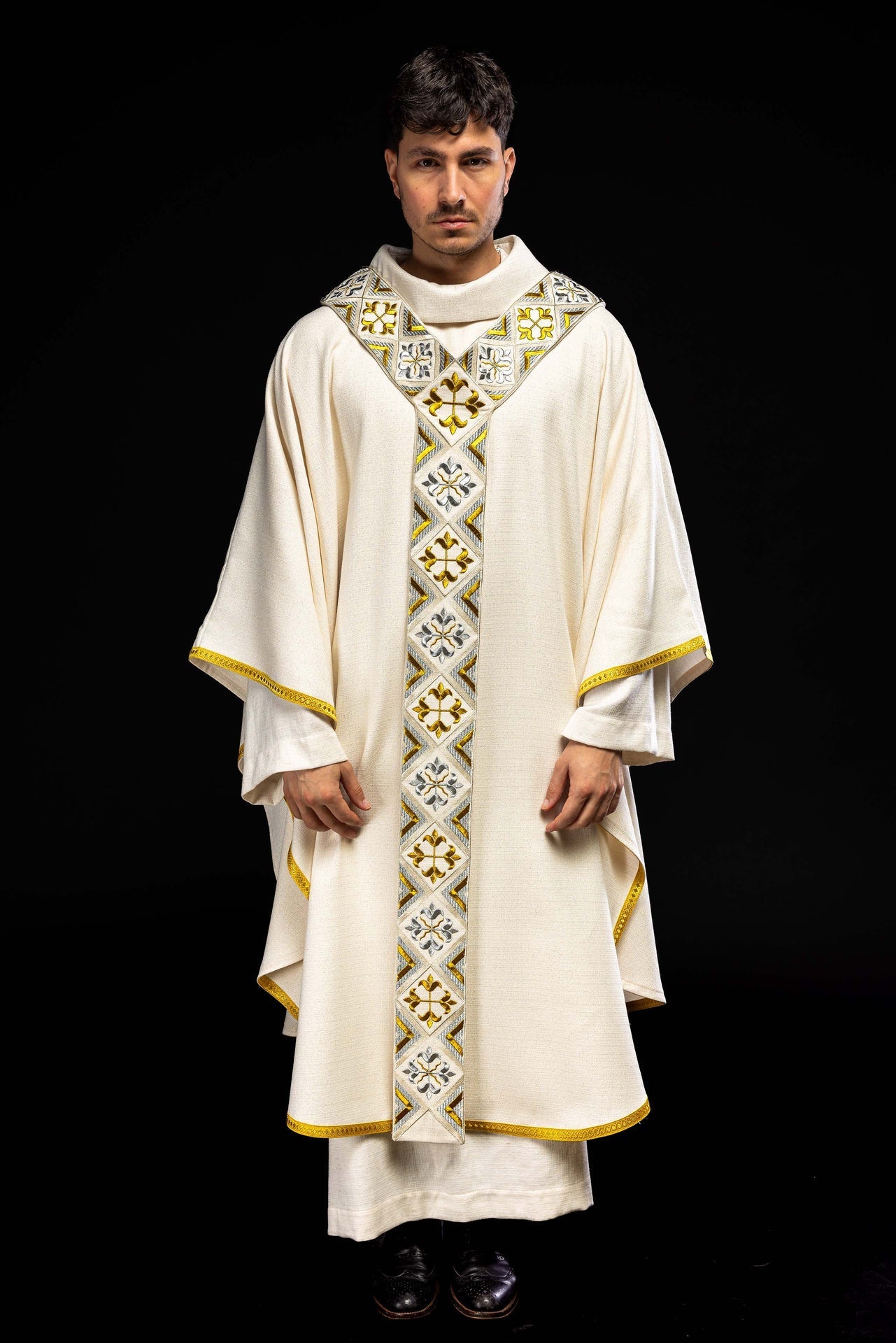Ornat Kremowy z Pasem Złoto - Srebrnym - Komplet Liturgiczny - SZATYLITURGICZNE.PL