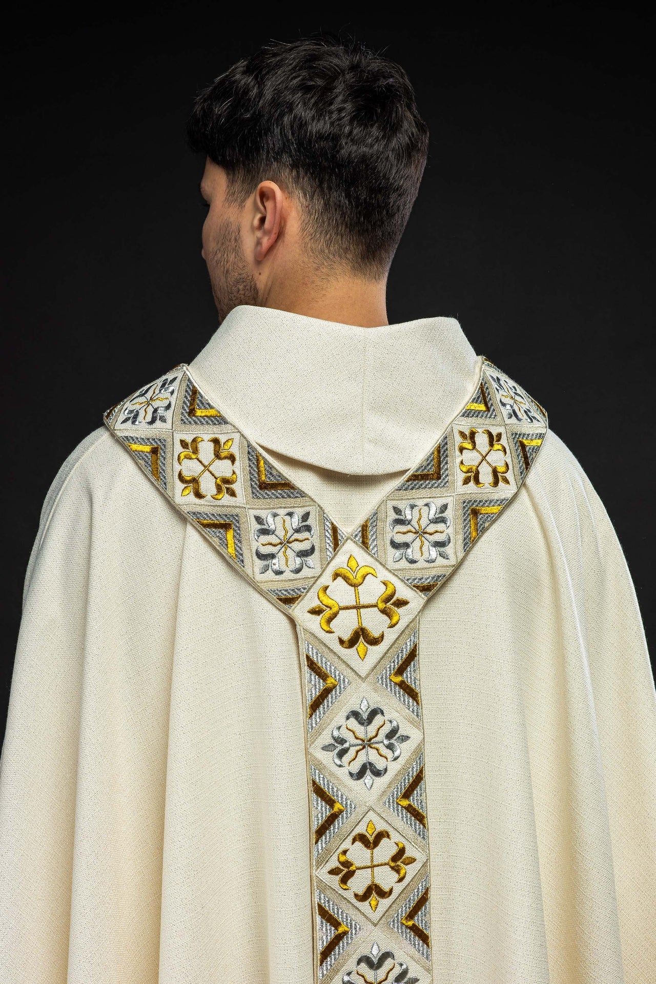 Ornat Kremowy z Pasem Złoto - Srebrnym - Komplet Liturgiczny - SZATYLITURGICZNE.PL