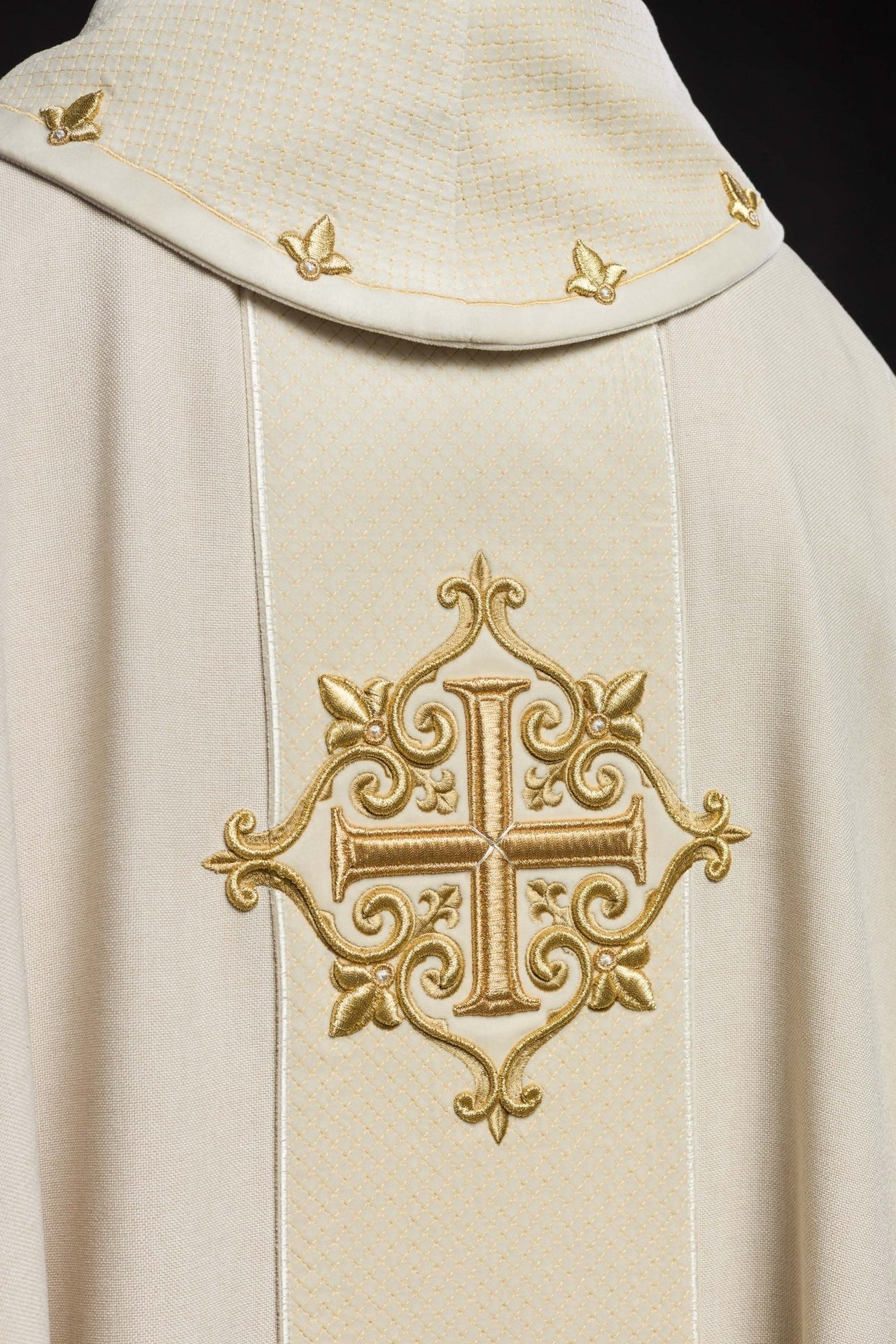 Ornat Liturgiczny Aksamitny Ecru Krzyż - Polski Haft - SZATYLITURGICZNE.PL