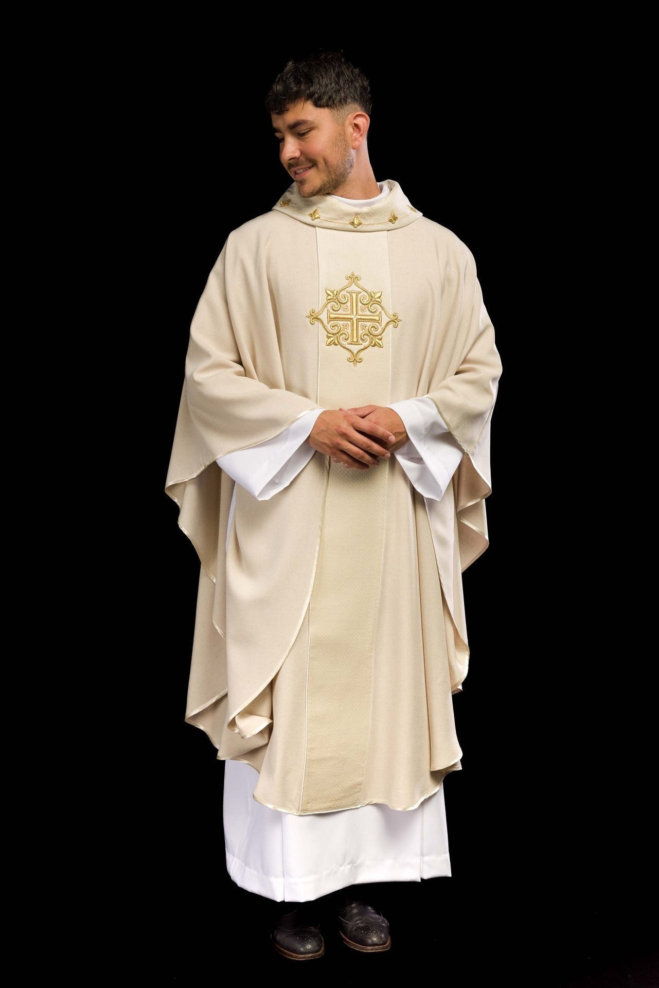 Ornat Liturgiczny Aksamitny Ecru Krzyż - Polski Haft - SZATYLITURGICZNE.PL