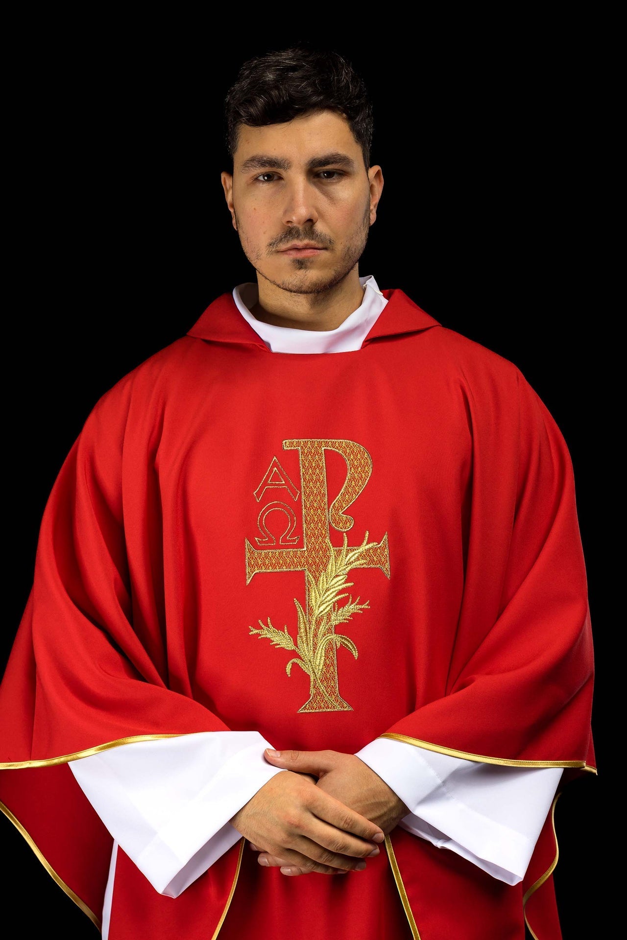 Ornat Liturgiczny Alfa i Omega z Szerokim Kołnierzem Czerwony - SZATYLITURGICZNE.PL