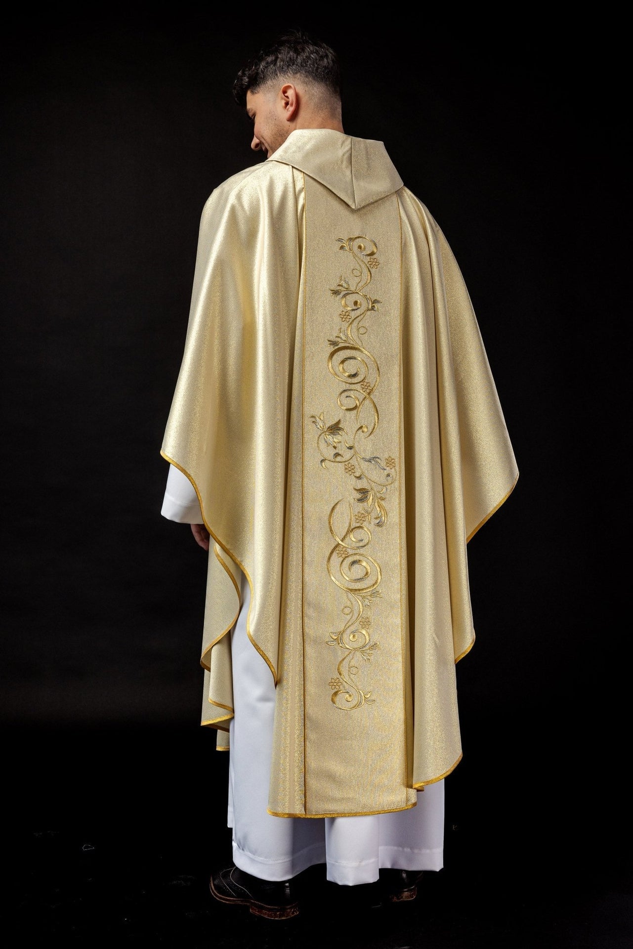 Ornat Liturgiczny Błyszczący ze Świętą Rodziną - Polski Haft - SZATYLITURGICZNE.PL