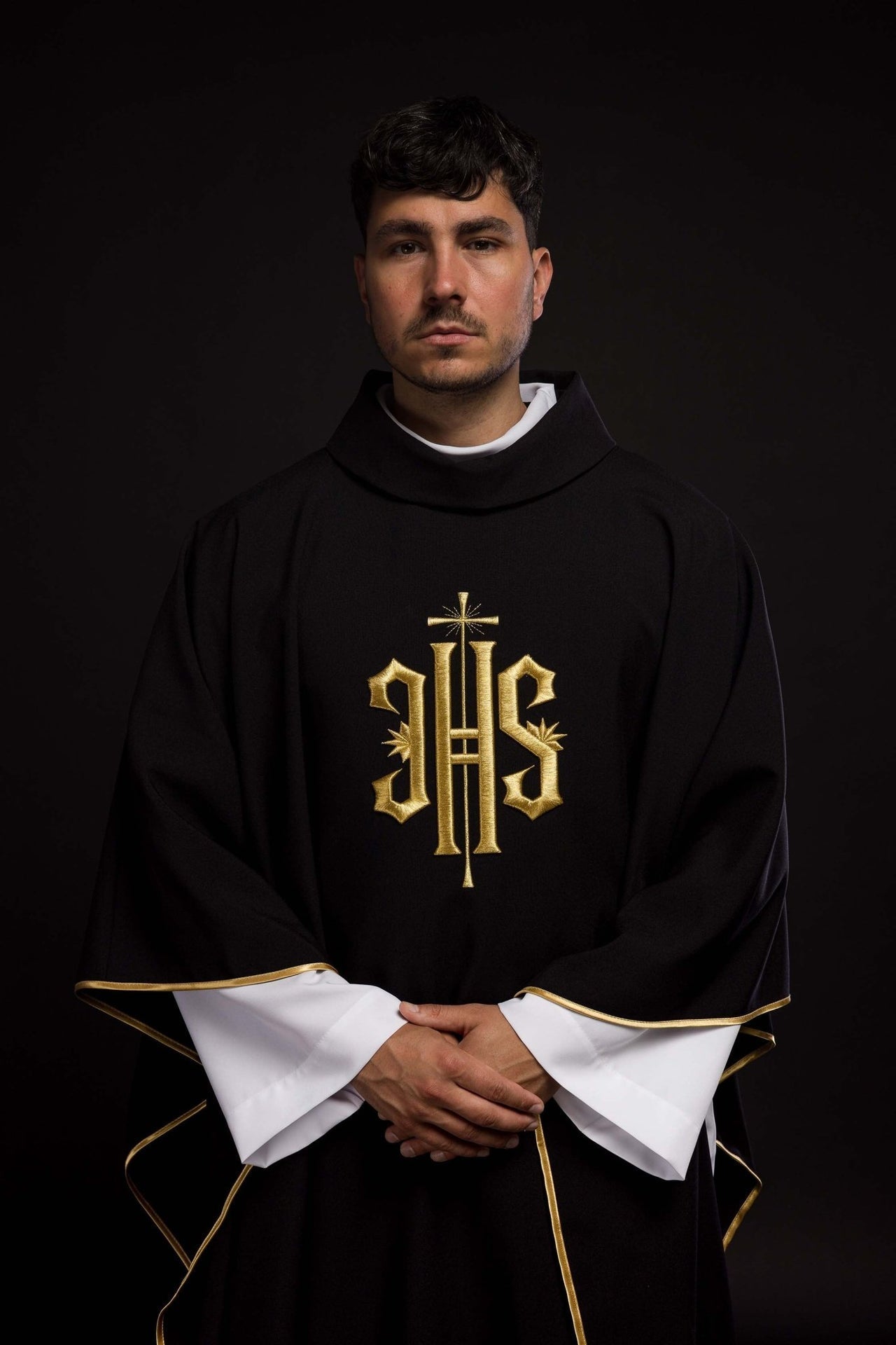 Ornat Liturgiczny Czarny IHS Haft Złotem - Polski Producent - SZATYLITURGICZNE.PL