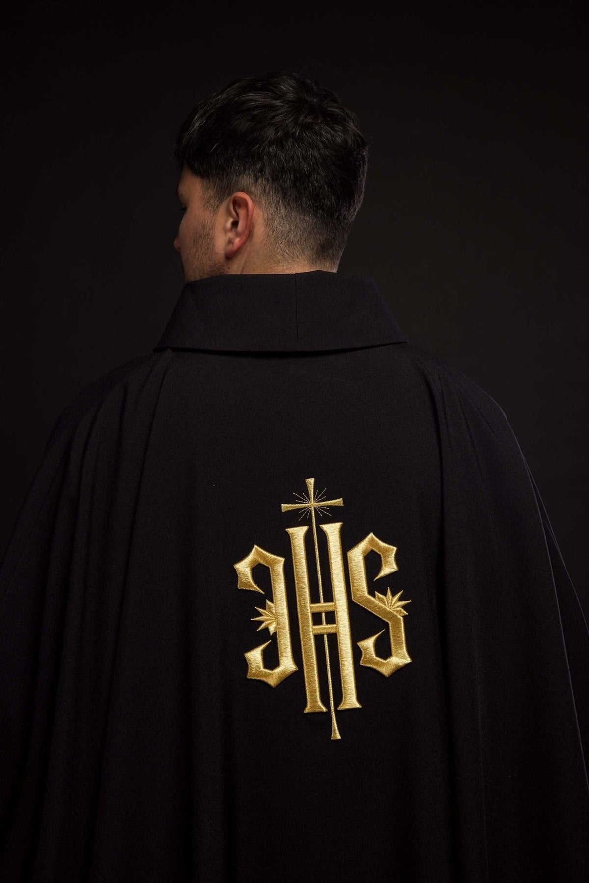Ornat Liturgiczny Czarny IHS Haft Złotem - Polski Producent - SZATYLITURGICZNE.PL
