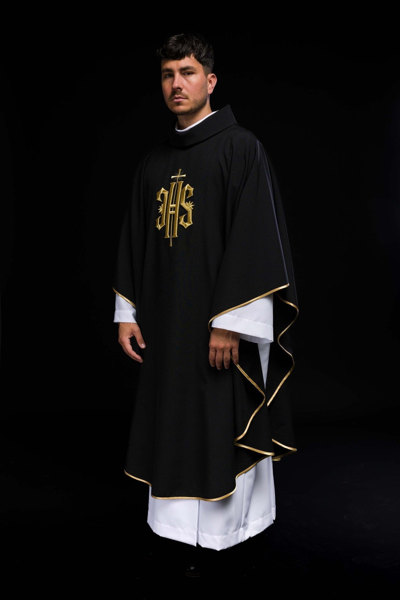 Ornat Liturgiczny Czarny IHS Haft Złotem - Polski Producent - SZATYLITURGICZNE.PL