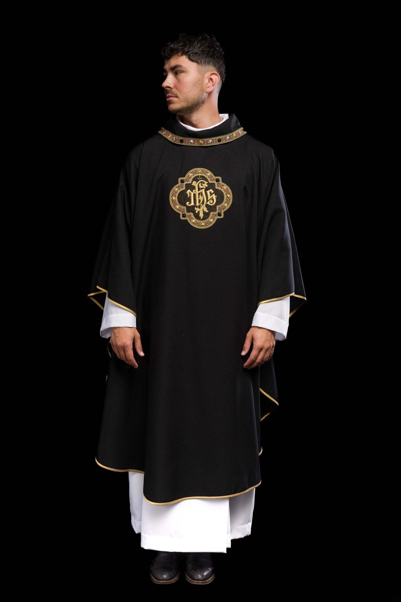 Ornat Liturgiczny Czarny IHS Haftowany - Elegancki Pas i Lamówka - SZATYLITURGICZNE.PL