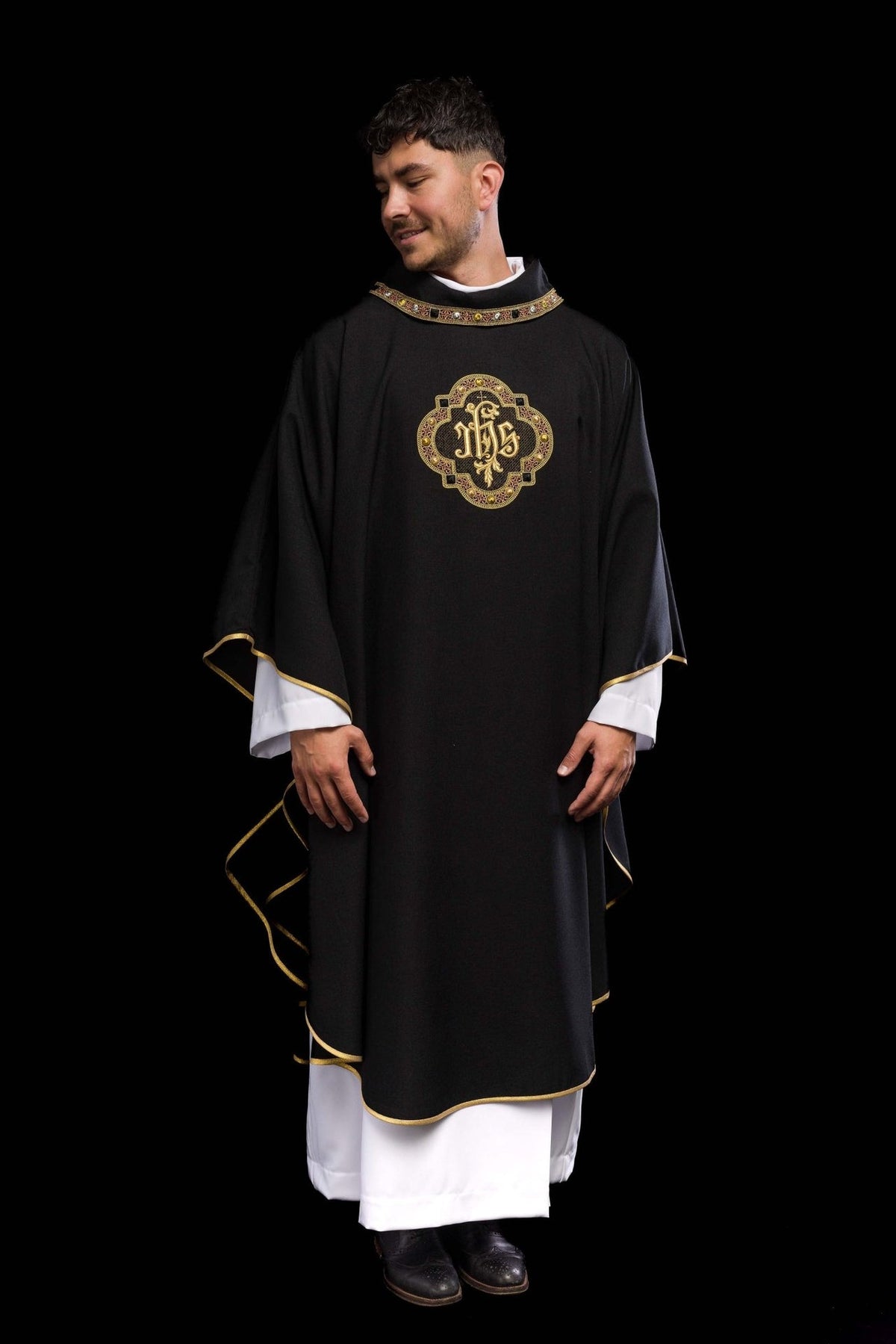 Ornat Liturgiczny Czarny IHS Haftowany - Elegancki Pas i Lamówka - SZATYLITURGICZNE.PL