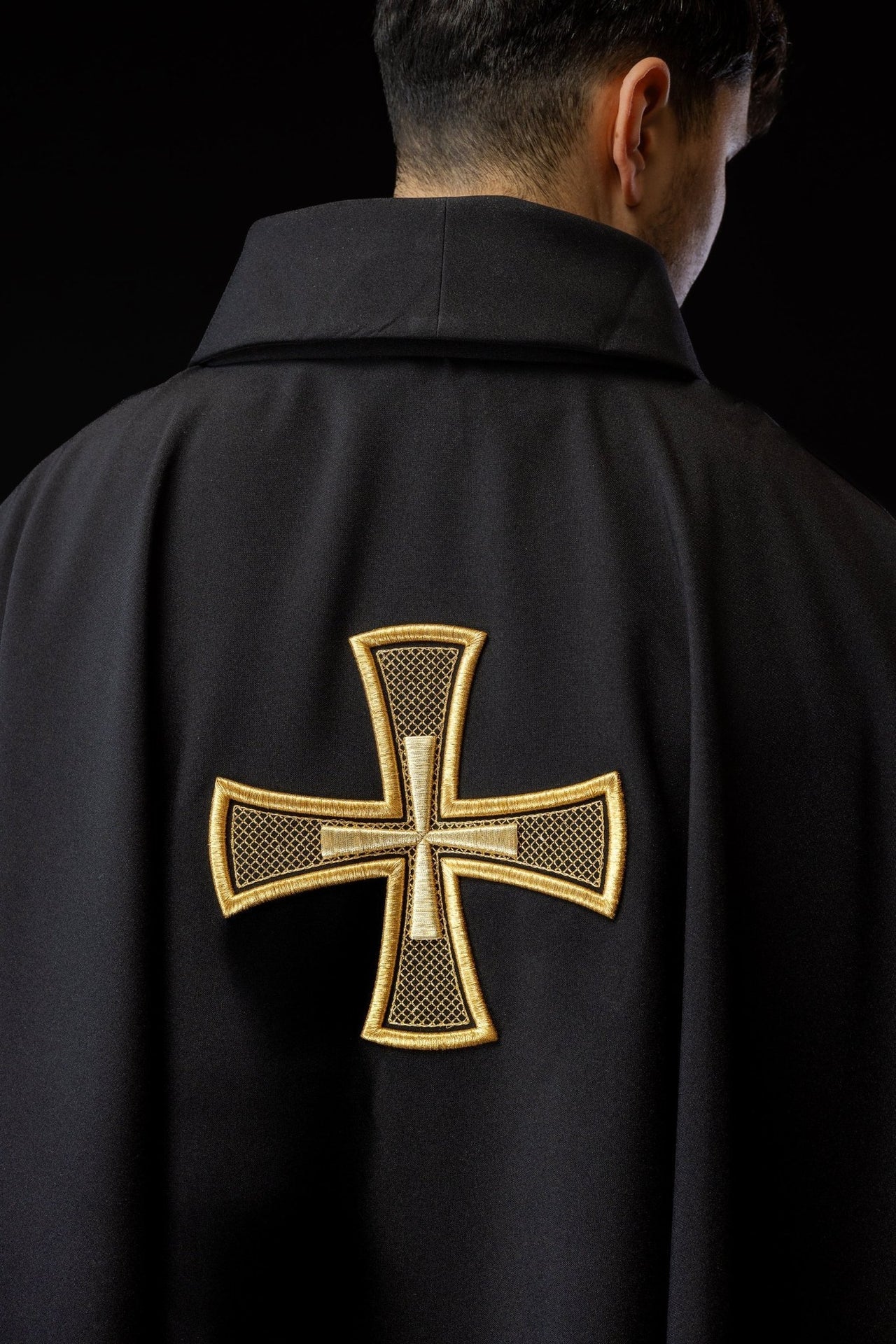 Ornat Liturgiczny Czarny IHS Haftowany Złotą Nicią - SZATYLITURGICZNE.PL