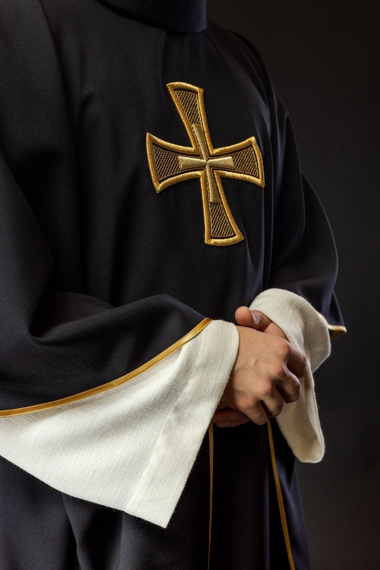 Ornat Liturgiczny Czarny IHS Haftowany Złotą Nicią - SZATYLITURGICZNE.PL