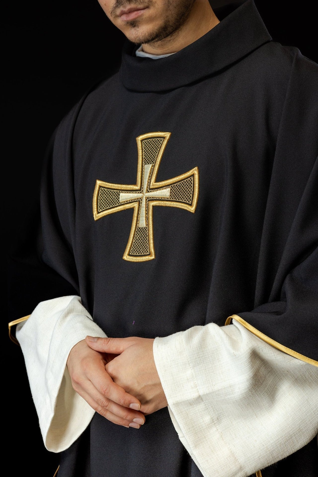 Ornat Liturgiczny Czarny IHS Haftowany Złotą Nicią - SZATYLITURGICZNE.PL