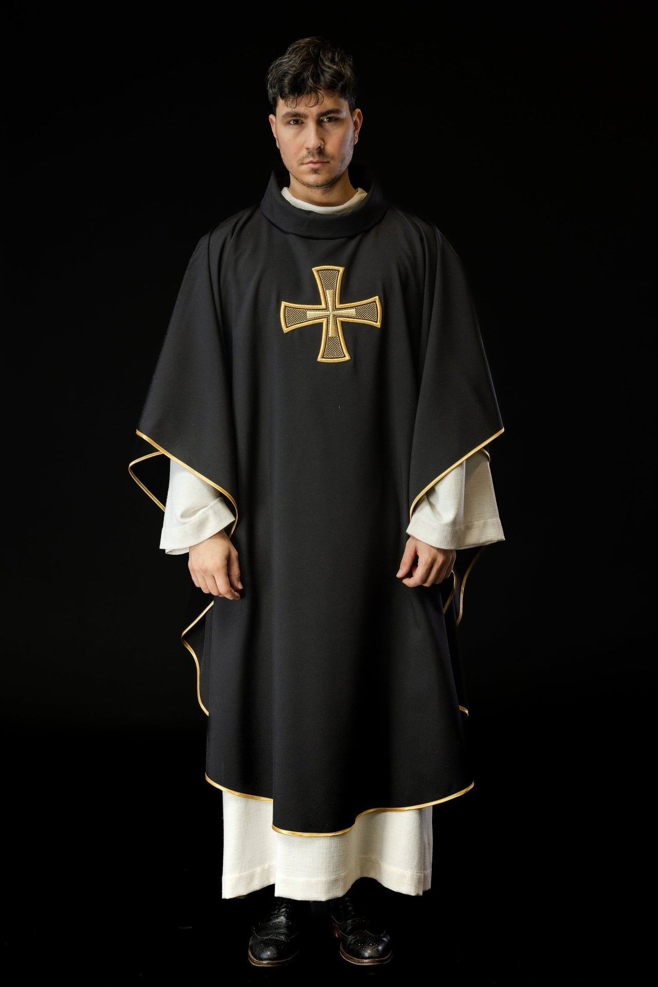 Ornat Liturgiczny Czarny IHS Haftowany Złotą Nicią - SZATYLITURGICZNE.PL