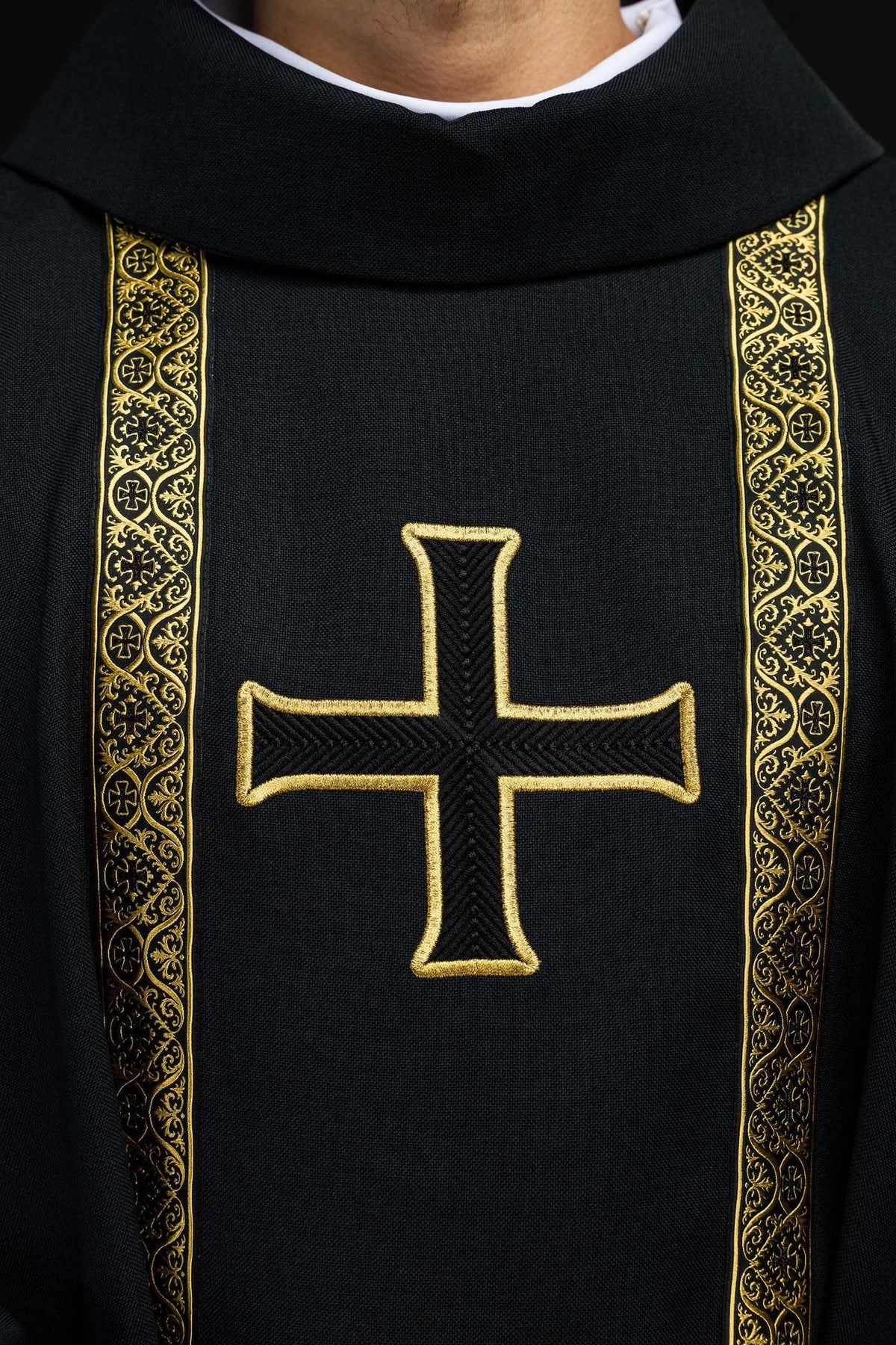 Ornat liturgiczny czarny z haftowanym krzyżem i taśmami żakardowymi - SZATYLITURGICZNE.PL