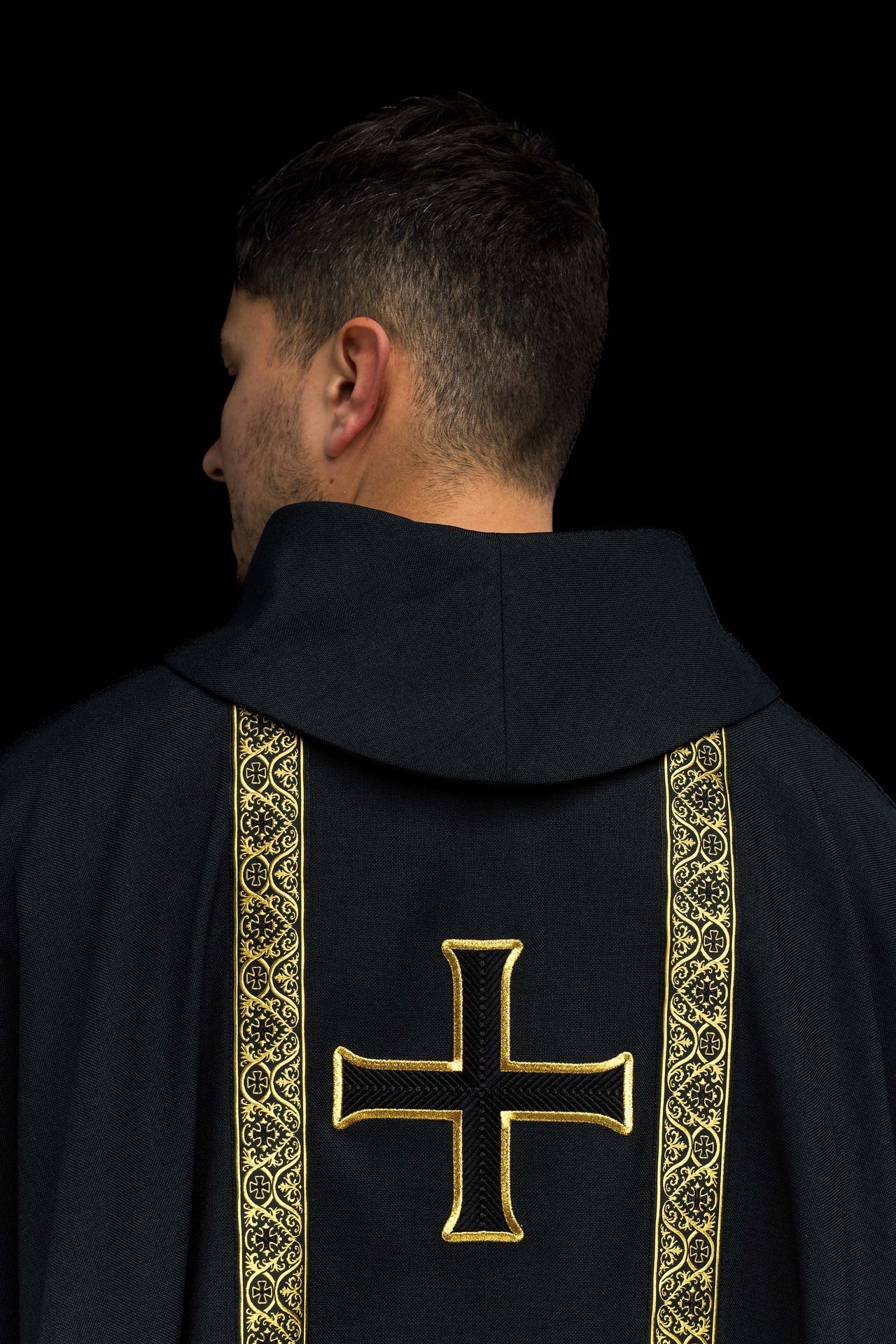 Ornat liturgiczny czarny z haftowanym krzyżem i taśmami żakardowymi - SZATYLITURGICZNE.PL