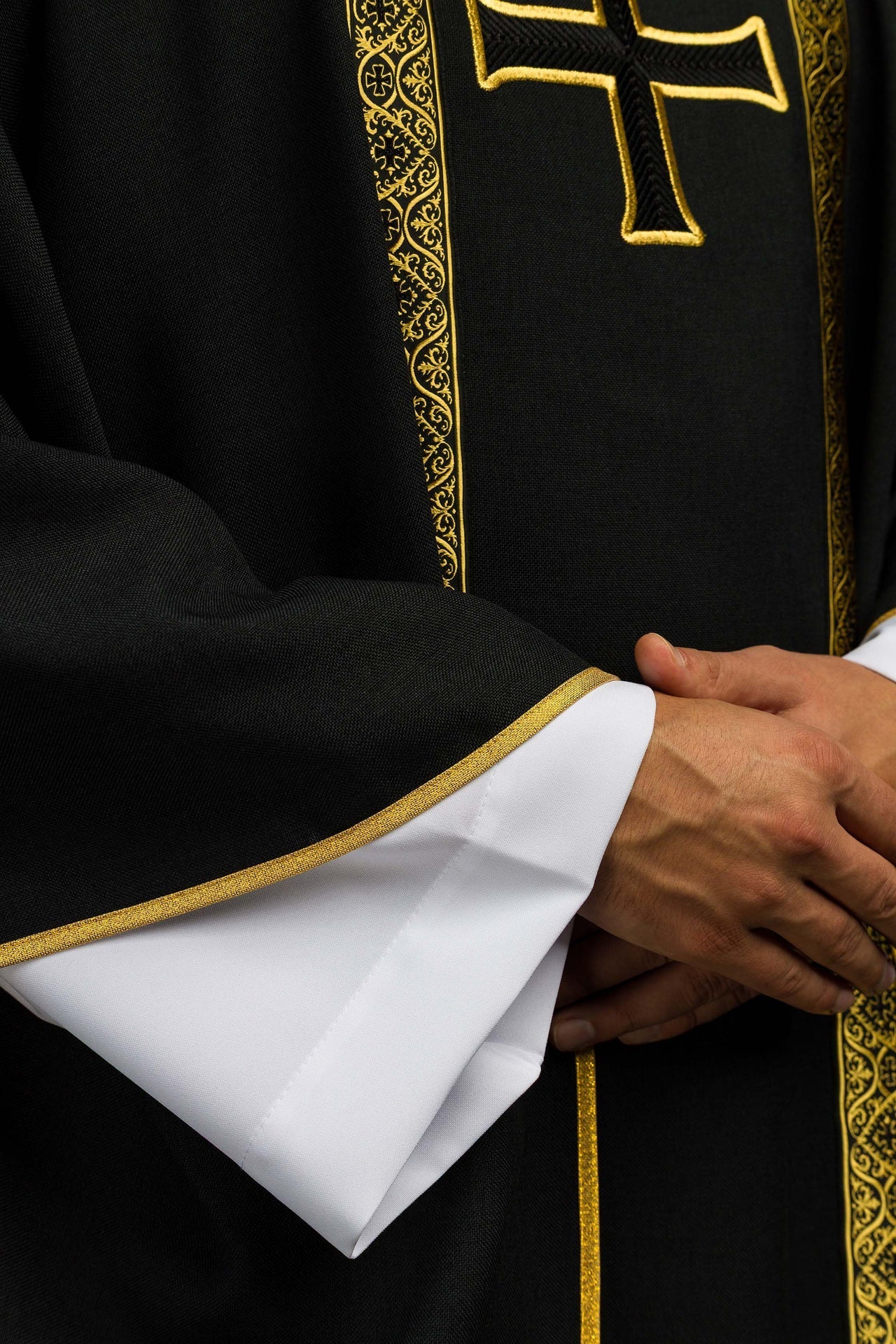 Ornat liturgiczny czarny z haftowanym krzyżem i taśmami żakardowymi - SZATYLITURGICZNE.PL
