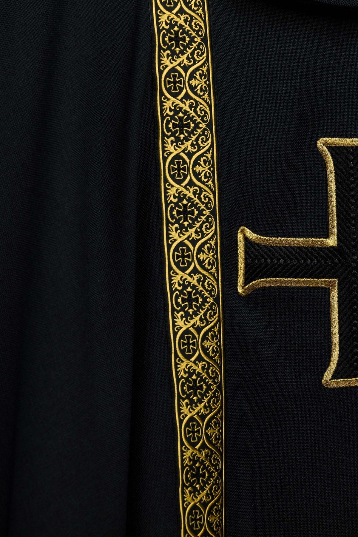 Ornat liturgiczny czarny z haftowanym krzyżem i taśmami żakardowymi - SZATYLITURGICZNE.PL