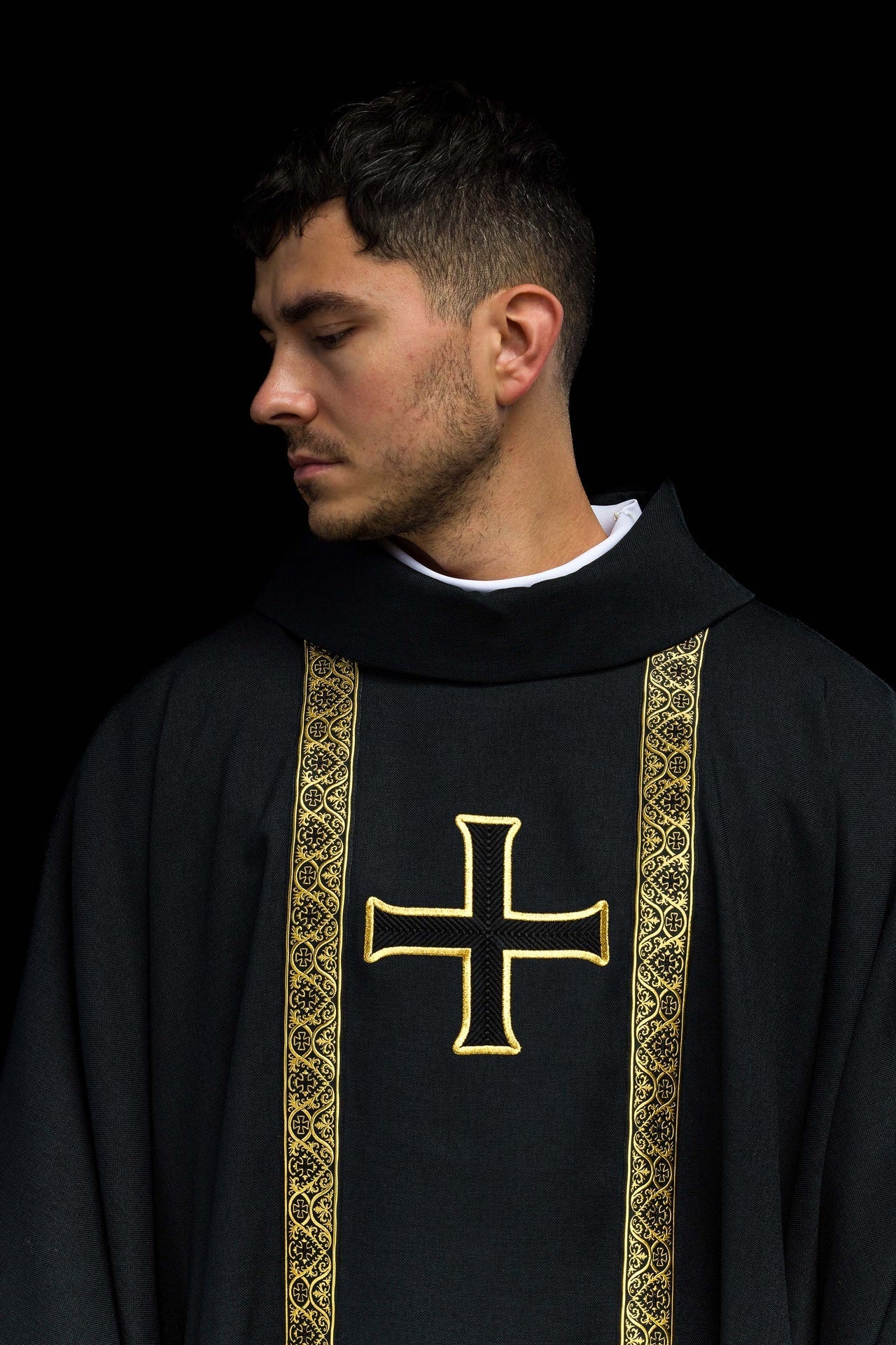 Ornat liturgiczny czarny z haftowanym krzyżem i taśmami żakardowymi - SZATYLITURGICZNE.PL