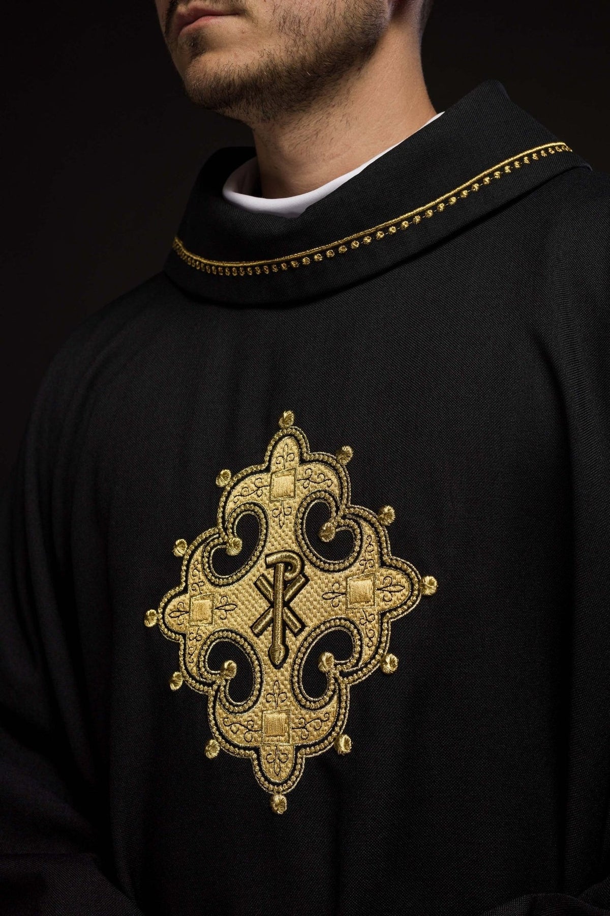 Ornat Liturgiczny Czarny z Haftowanym Krzyżem i Złotą Lamówką - SZATYLITURGICZNE.PL