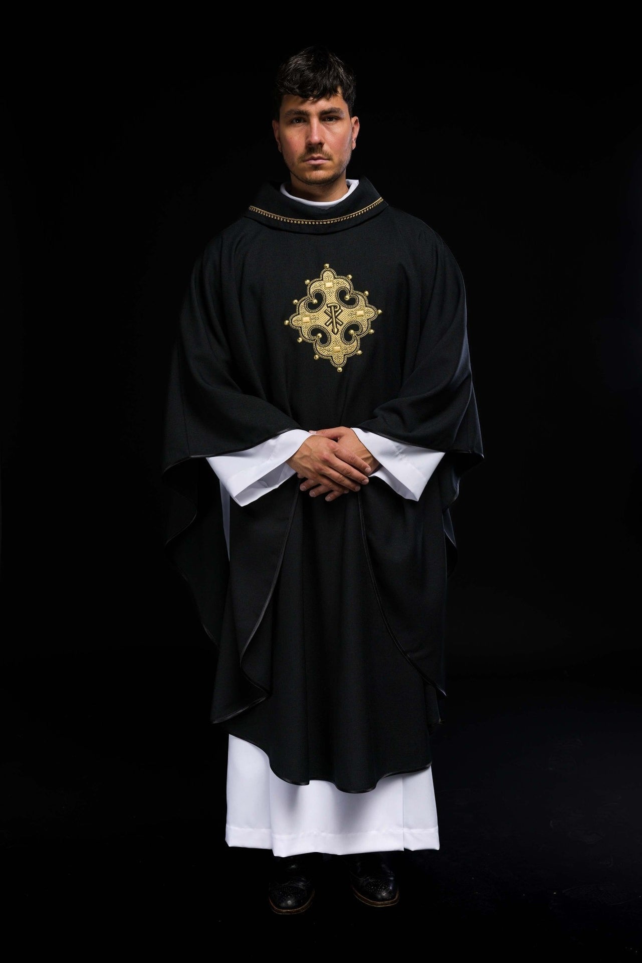 Ornat Liturgiczny Czarny z Haftowanym Krzyżem i Złotą Lamówką - SZATYLITURGICZNE.PL