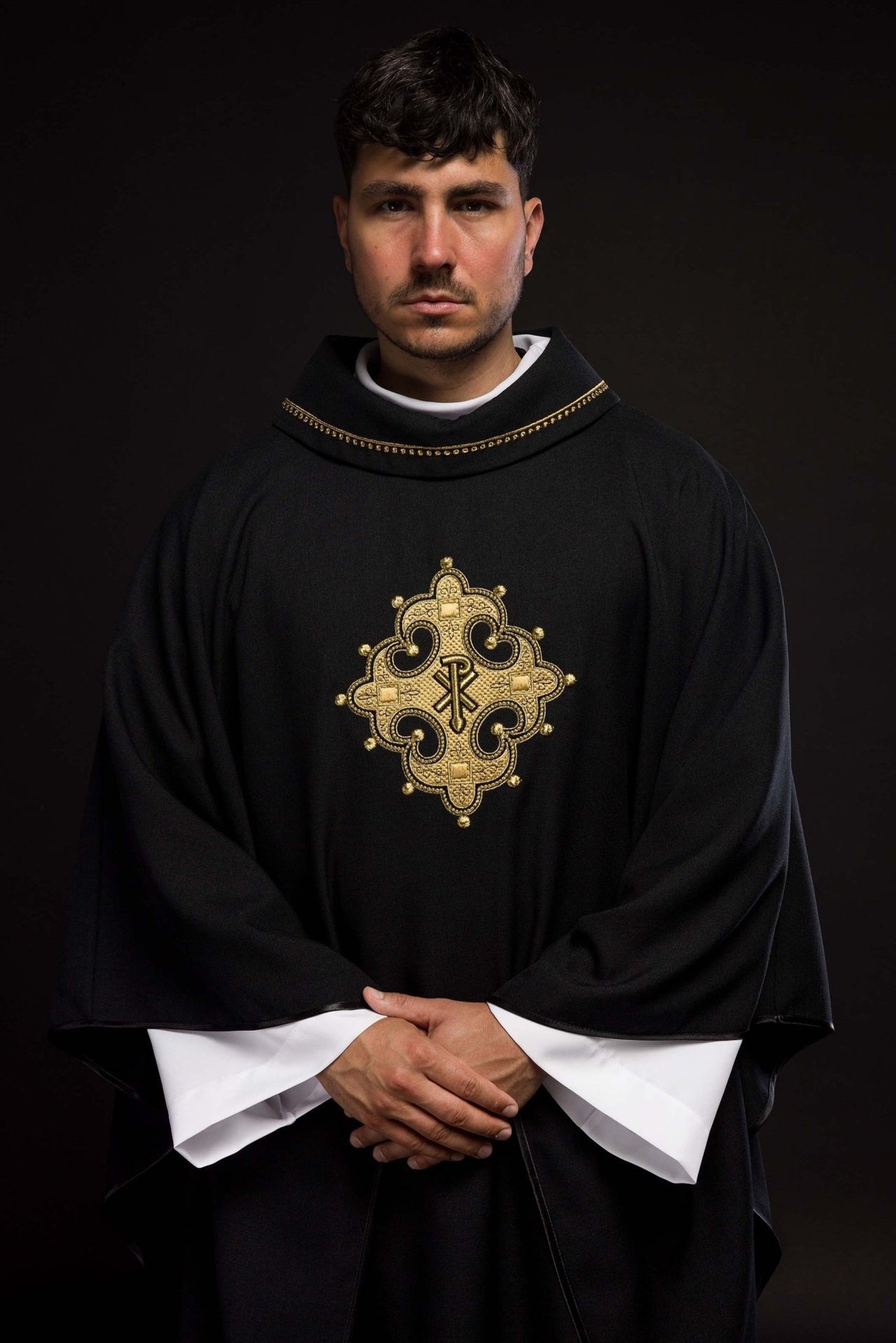 Ornat Liturgiczny Czarny z Haftowanym Krzyżem i Złotą Lamówką - SZATYLITURGICZNE.PL