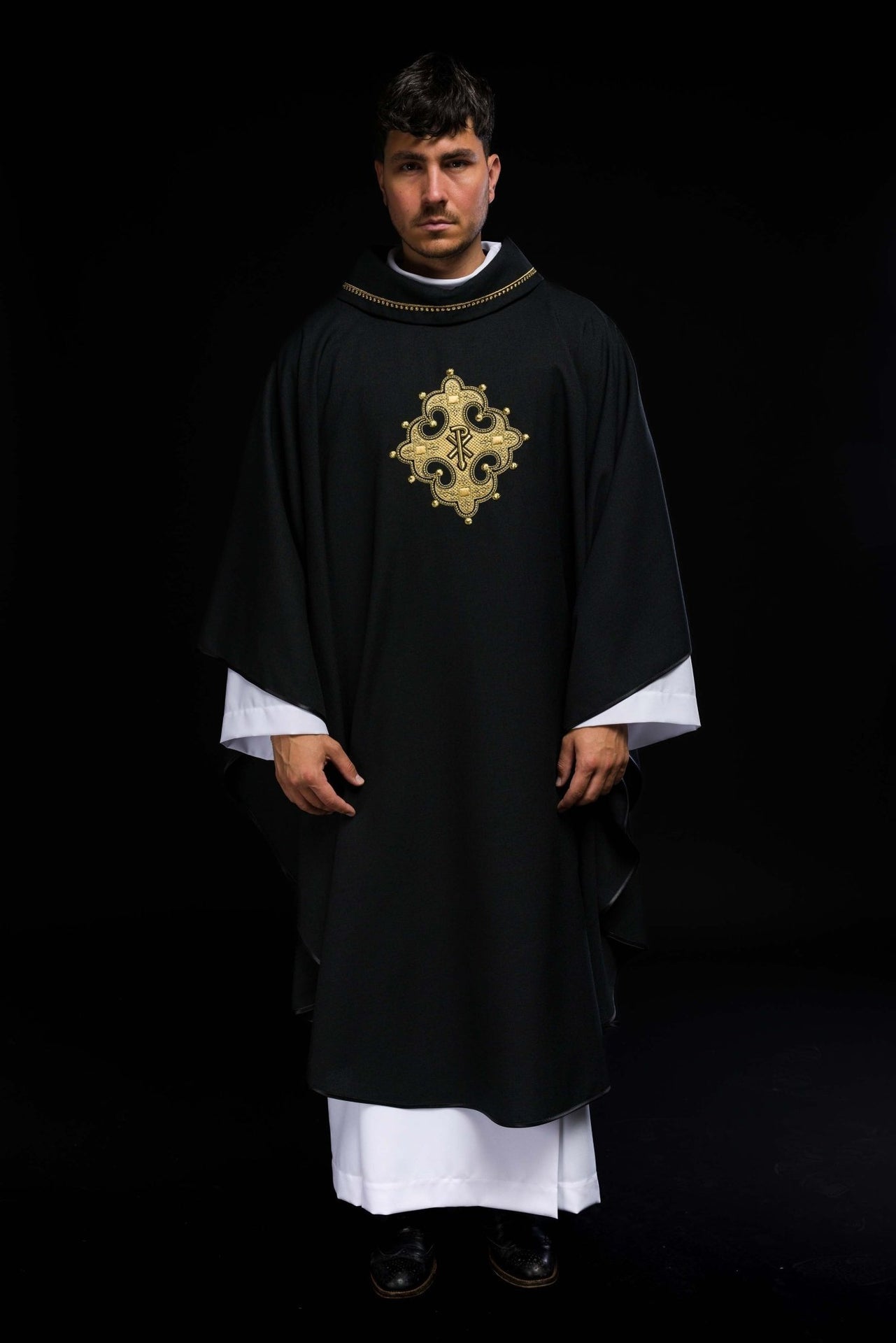 Ornat Liturgiczny Czarny z Haftowanym Krzyżem i Złotą Lamówką - SZATYLITURGICZNE.PL