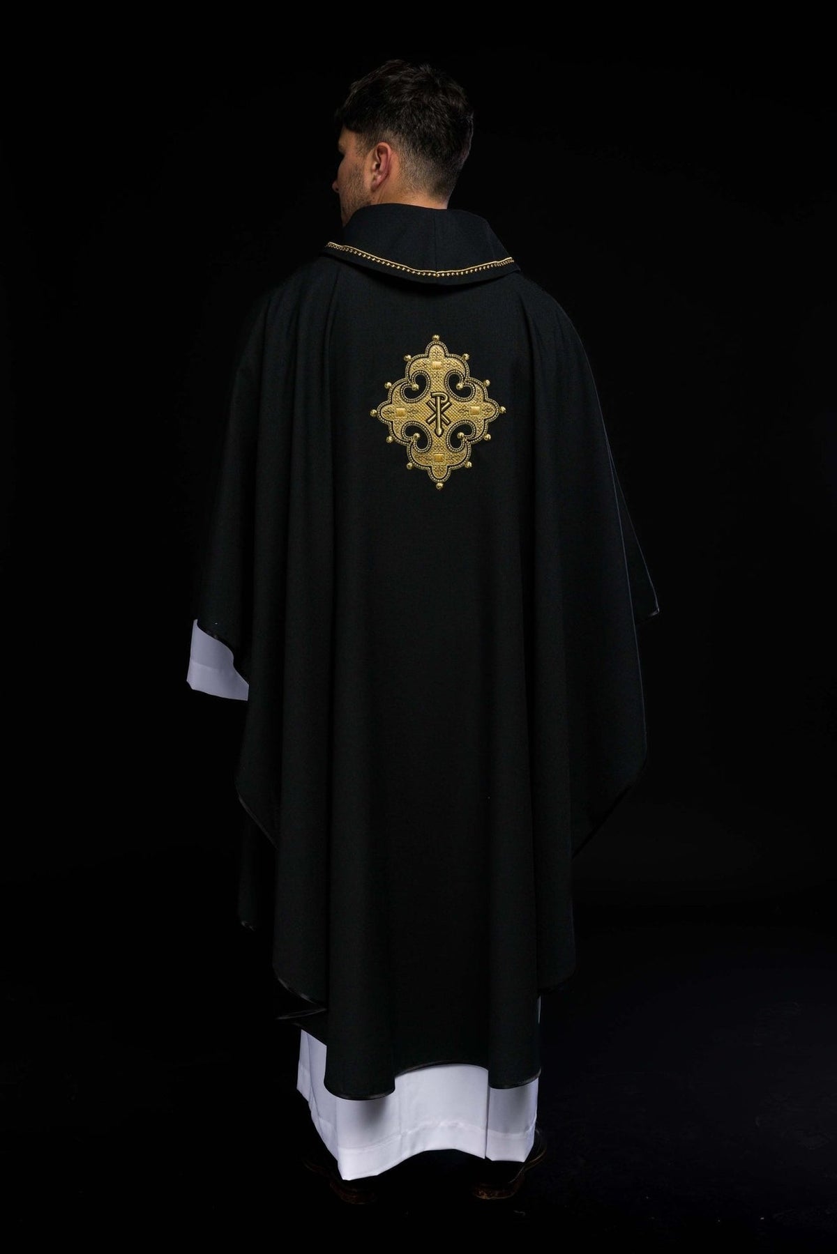 Ornat Liturgiczny Czarny z Haftowanym Krzyżem i Złotą Lamówką - SZATYLITURGICZNE.PL