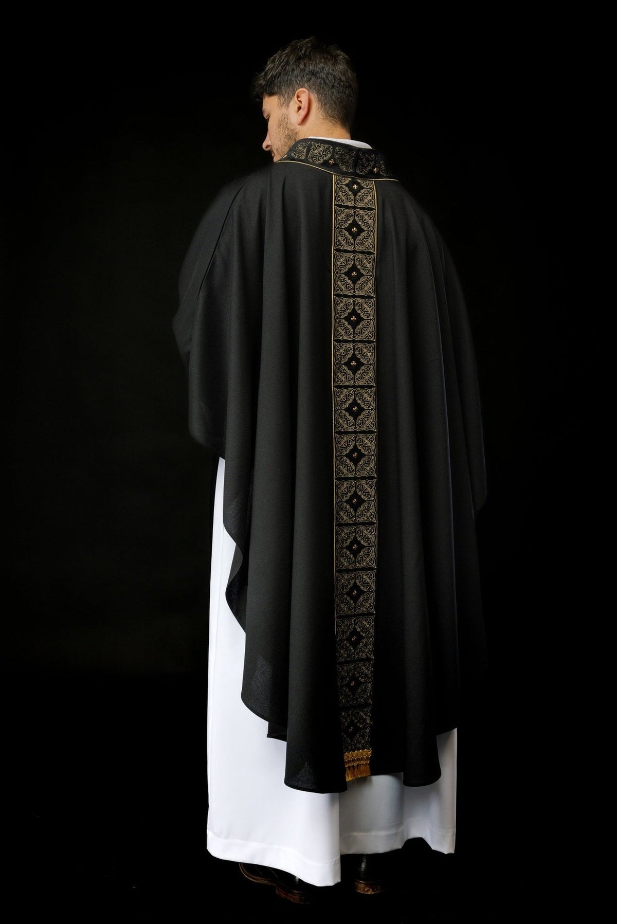 Ornat Liturgiczny Czarny z Haftowanym Pasem i Kołnierzem - Polska Produkcja - SZATYLITURGICZNE.PL