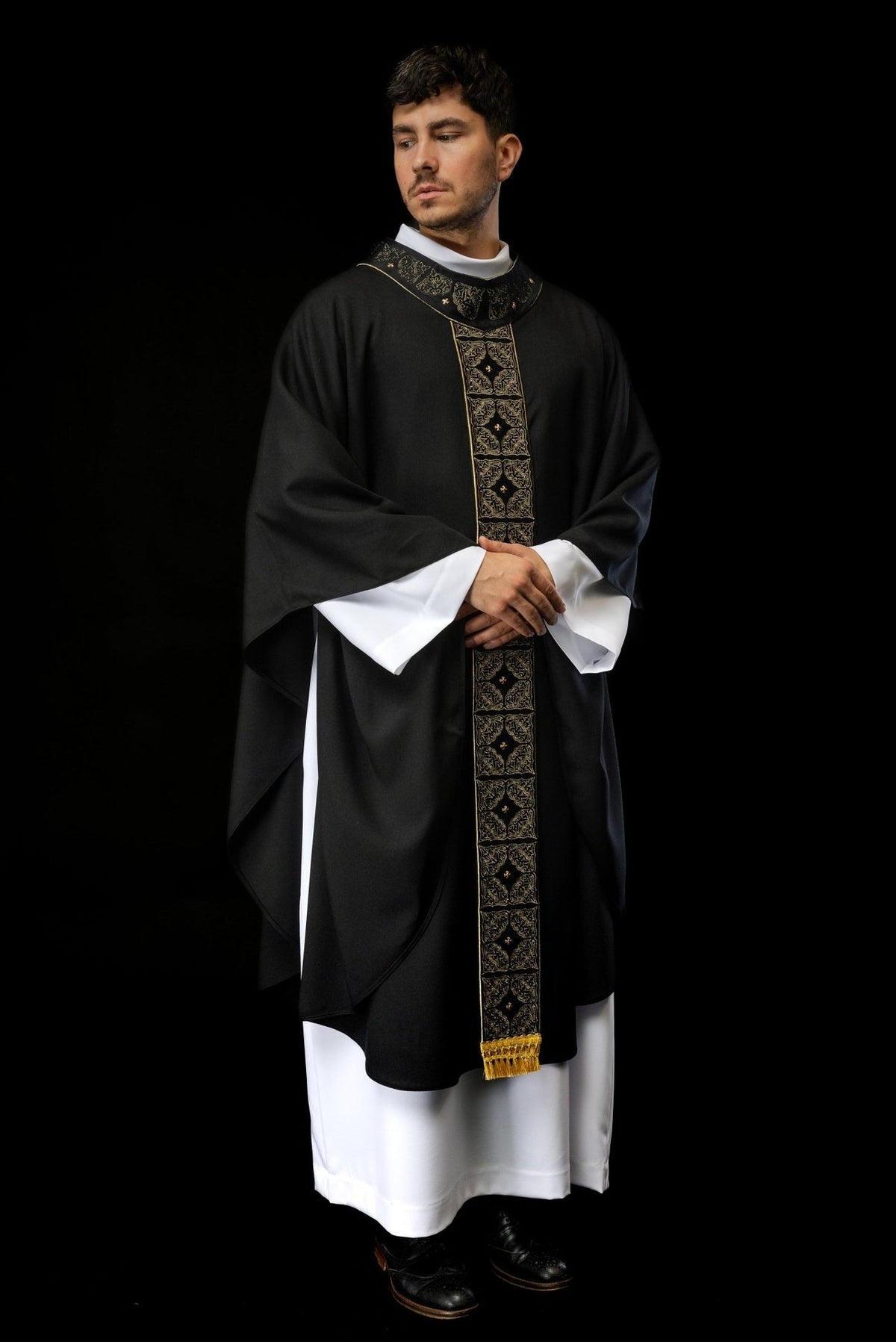 Ornat Liturgiczny Czarny z Haftowanym Pasem i Kołnierzem - Polska Produkcja - SZATYLITURGICZNE.PL