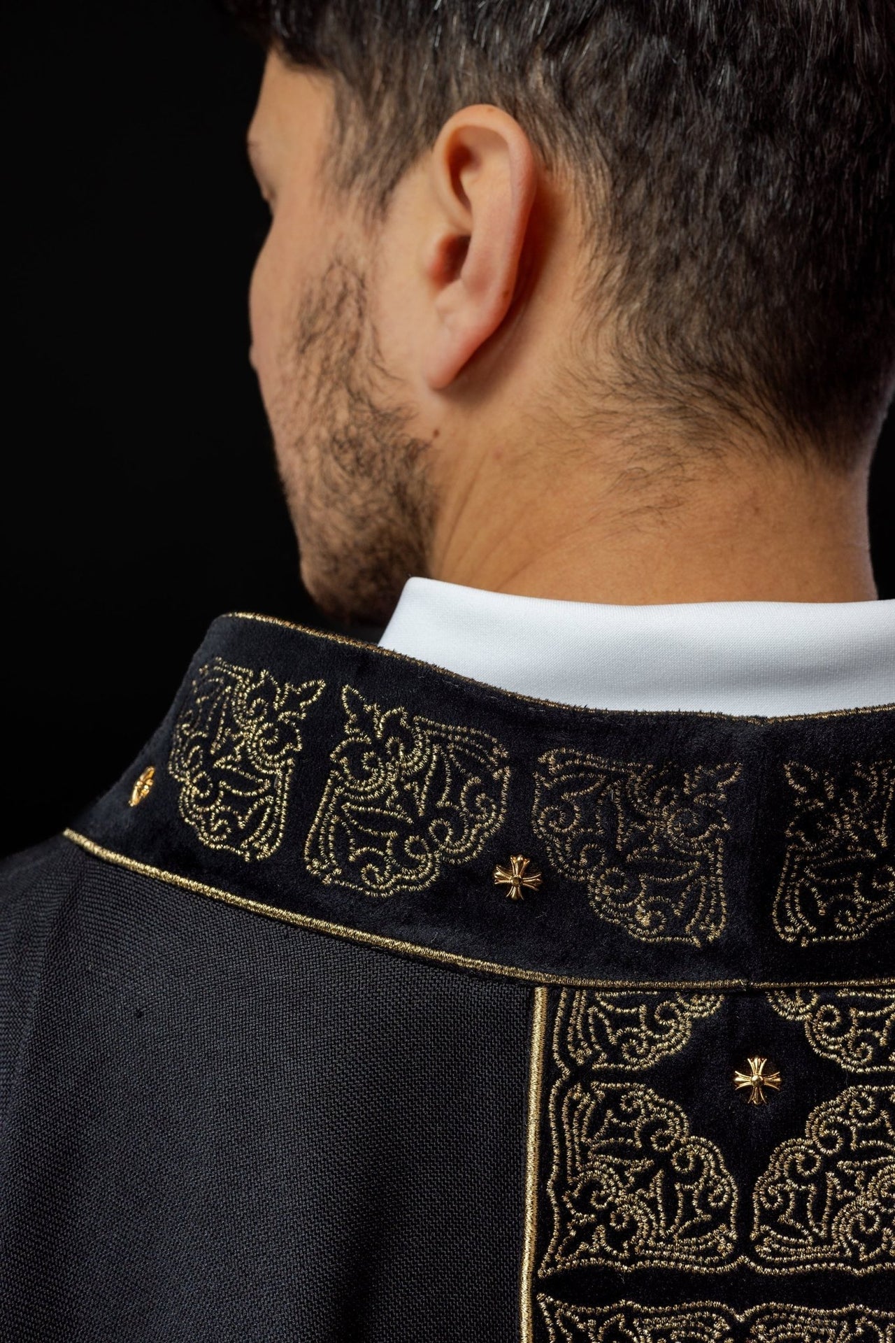 Ornat Liturgiczny Czarny z Haftowanym Pasem i Kołnierzem - Polska Produkcja - SZATYLITURGICZNE.PL
