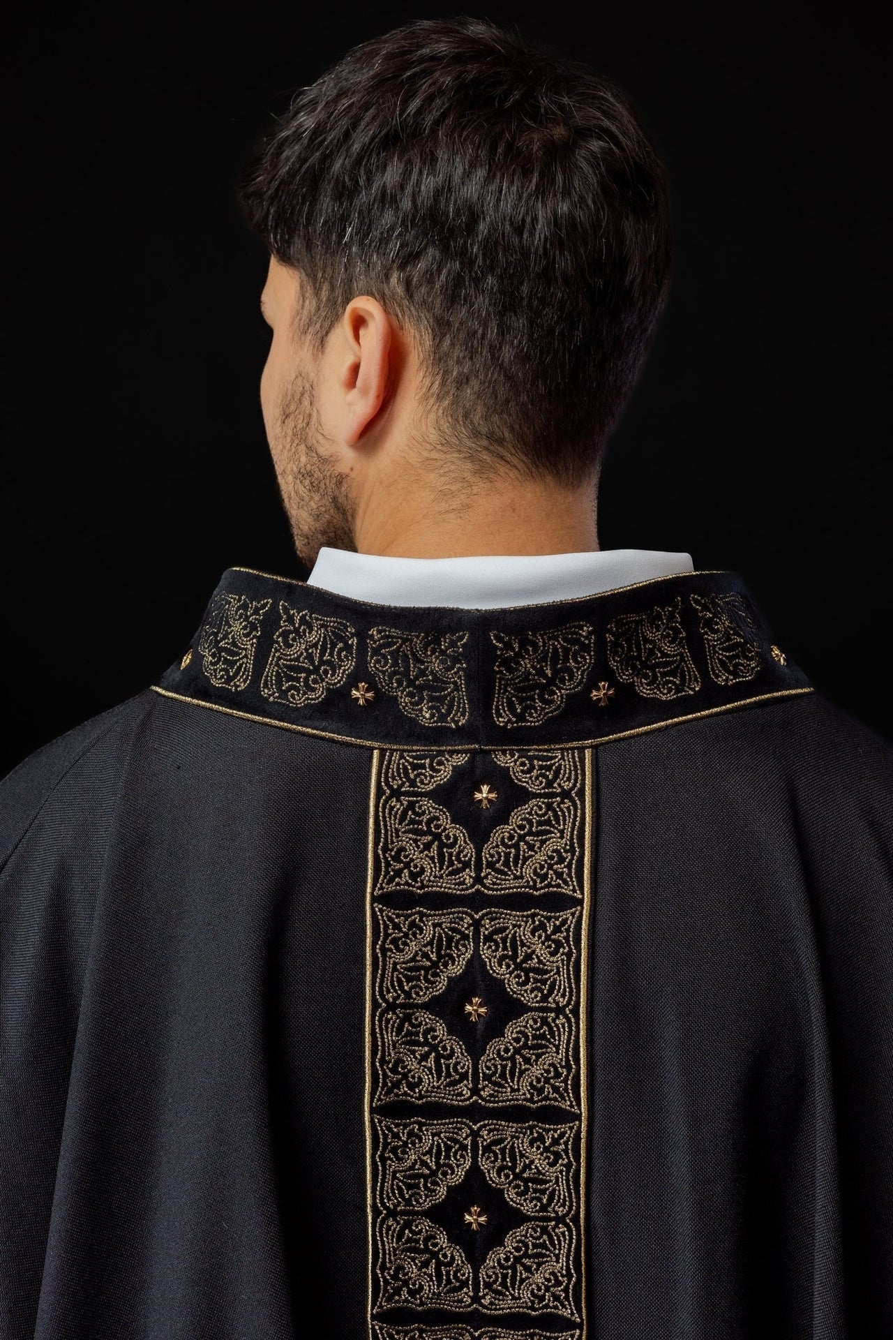 Ornat Liturgiczny Czarny z Haftowanym Pasem i Kołnierzem - Polska Produkcja - SZATYLITURGICZNE.PL