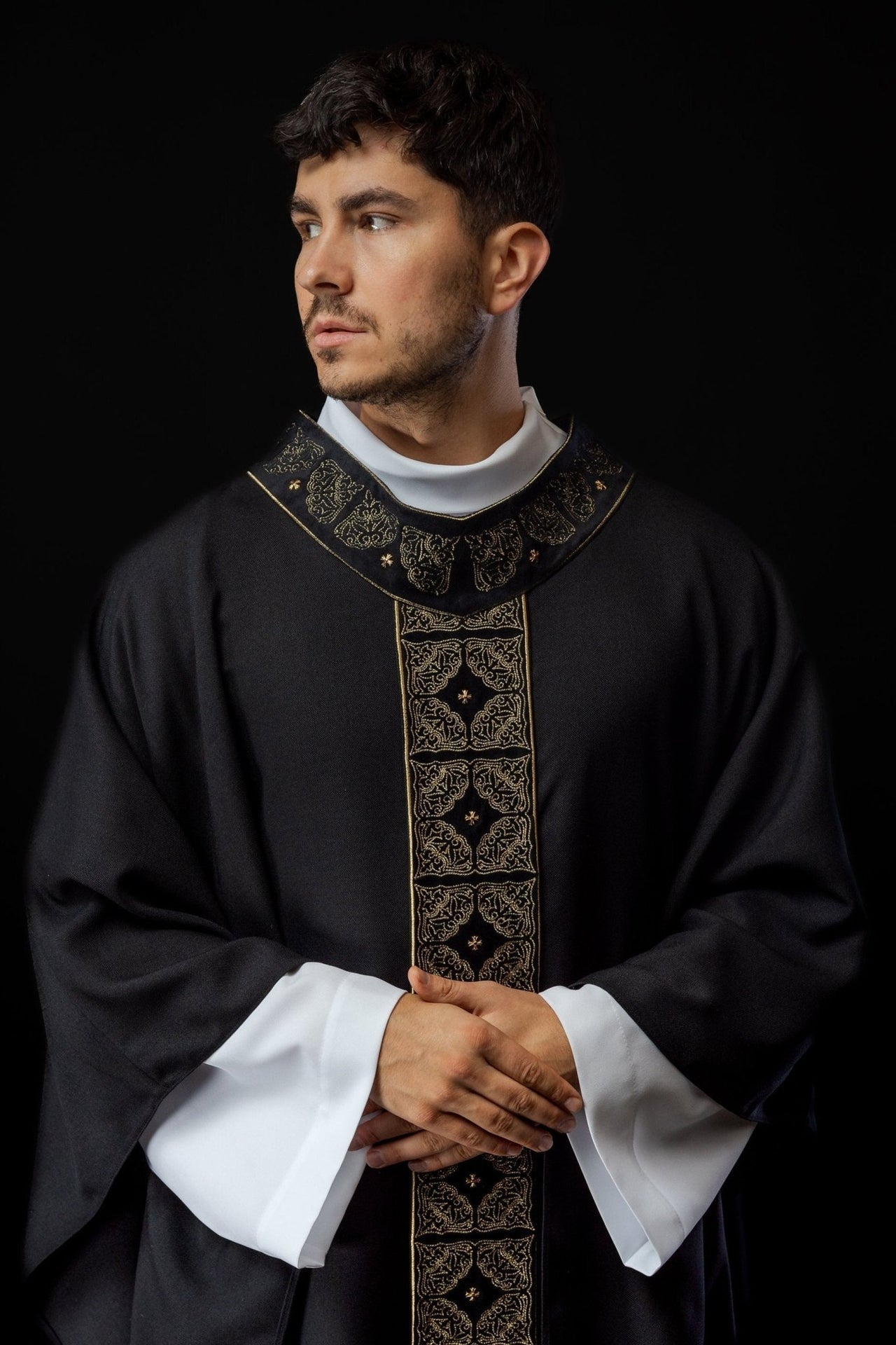 Ornat Liturgiczny Czarny z Haftowanym Pasem i Kołnierzem - Polska Produkcja - SZATYLITURGICZNE.PL