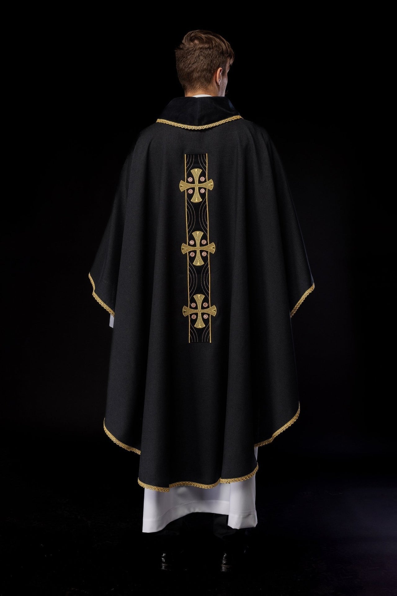 Ornat Liturgiczny Czarny Złote Krzyże i Lamówka - Polski Produkt - SZATYLITURGICZNE.PL