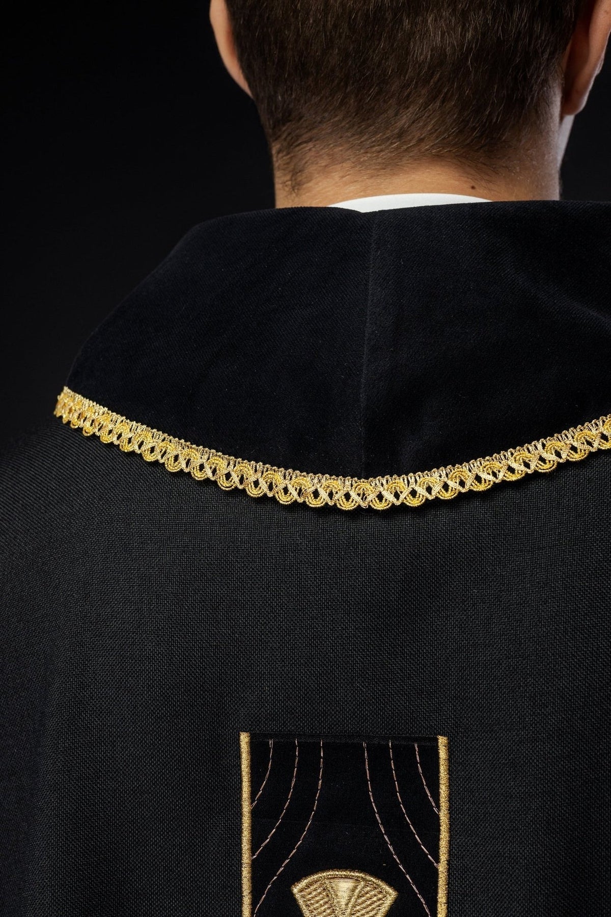 Ornat Liturgiczny Czarny Złote Krzyże i Lamówka - Polski Produkt - SZATYLITURGICZNE.PL