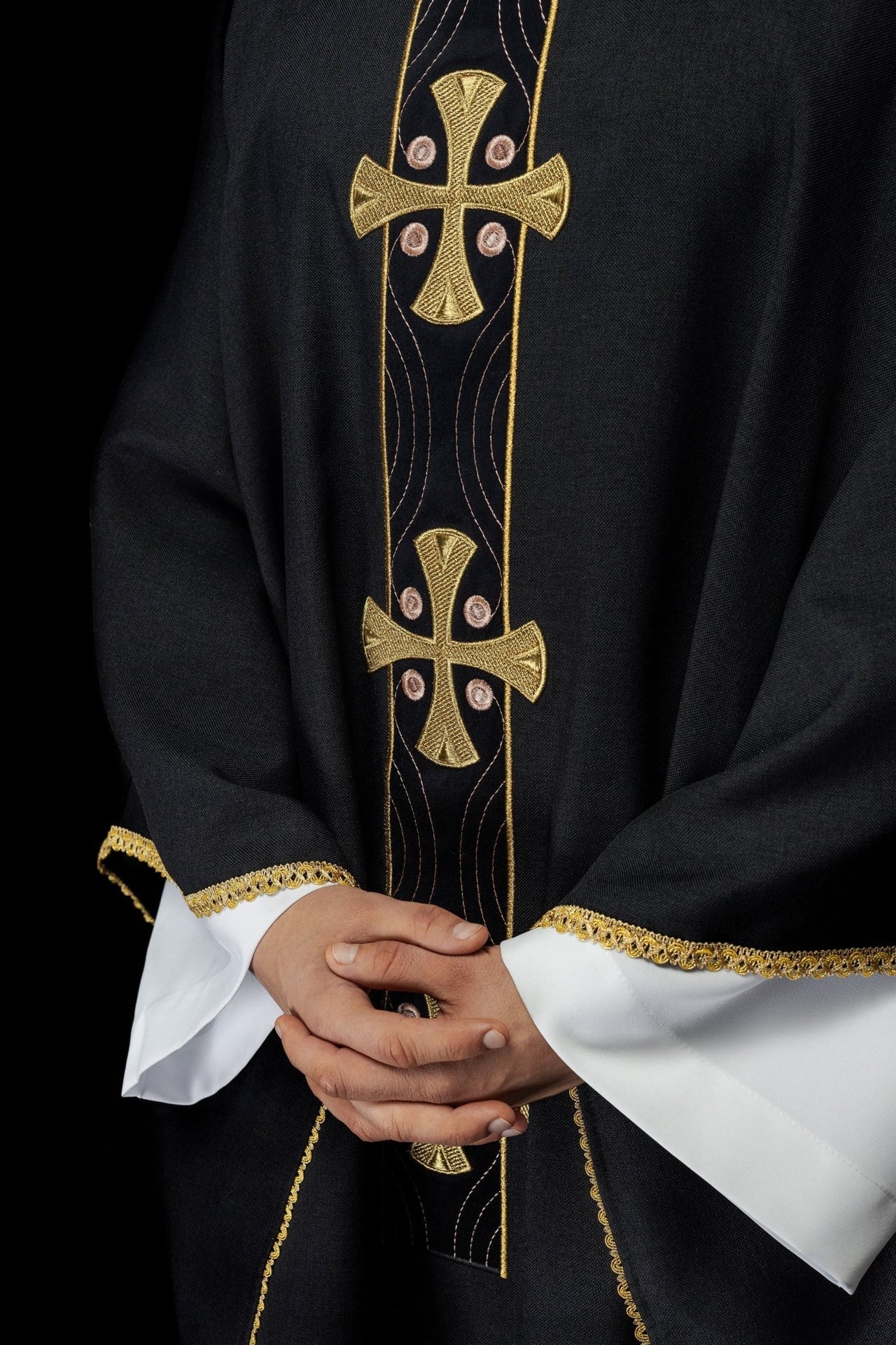 Ornat Liturgiczny Czarny Złote Krzyże i Lamówka - Polski Produkt - SZATYLITURGICZNE.PL