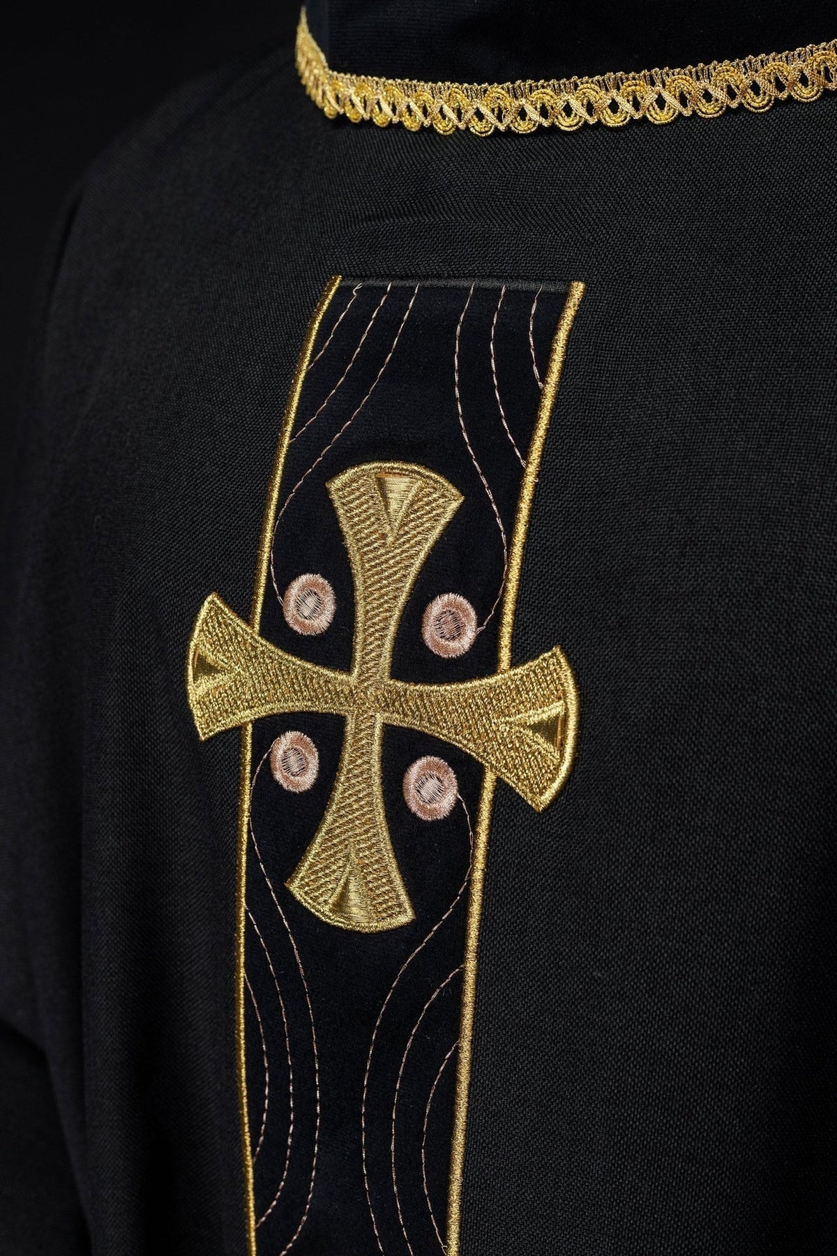 Ornat Liturgiczny Czarny Złote Krzyże i Lamówka - Polski Produkt - SZATYLITURGICZNE.PL